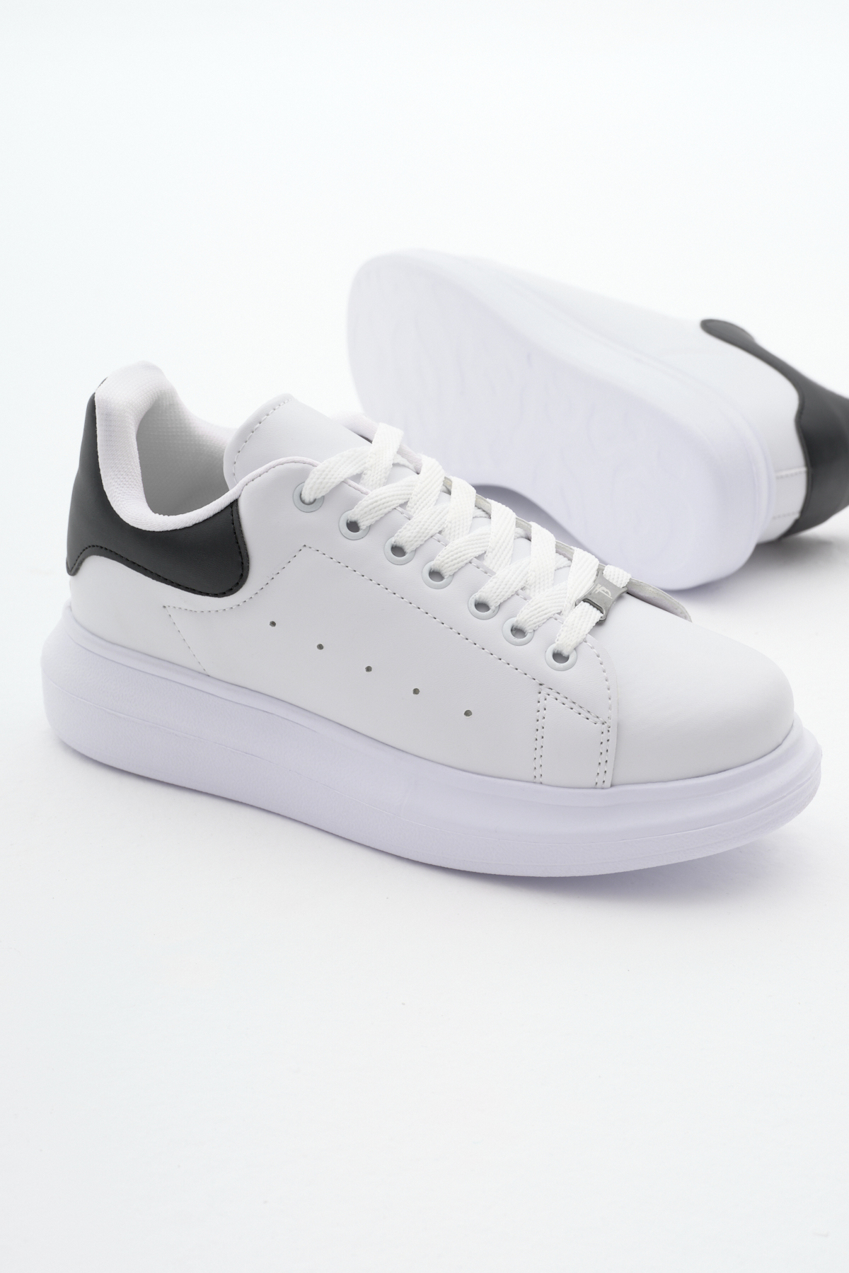 Levně Tonny Black Unisex White Black Sneakers V2alx