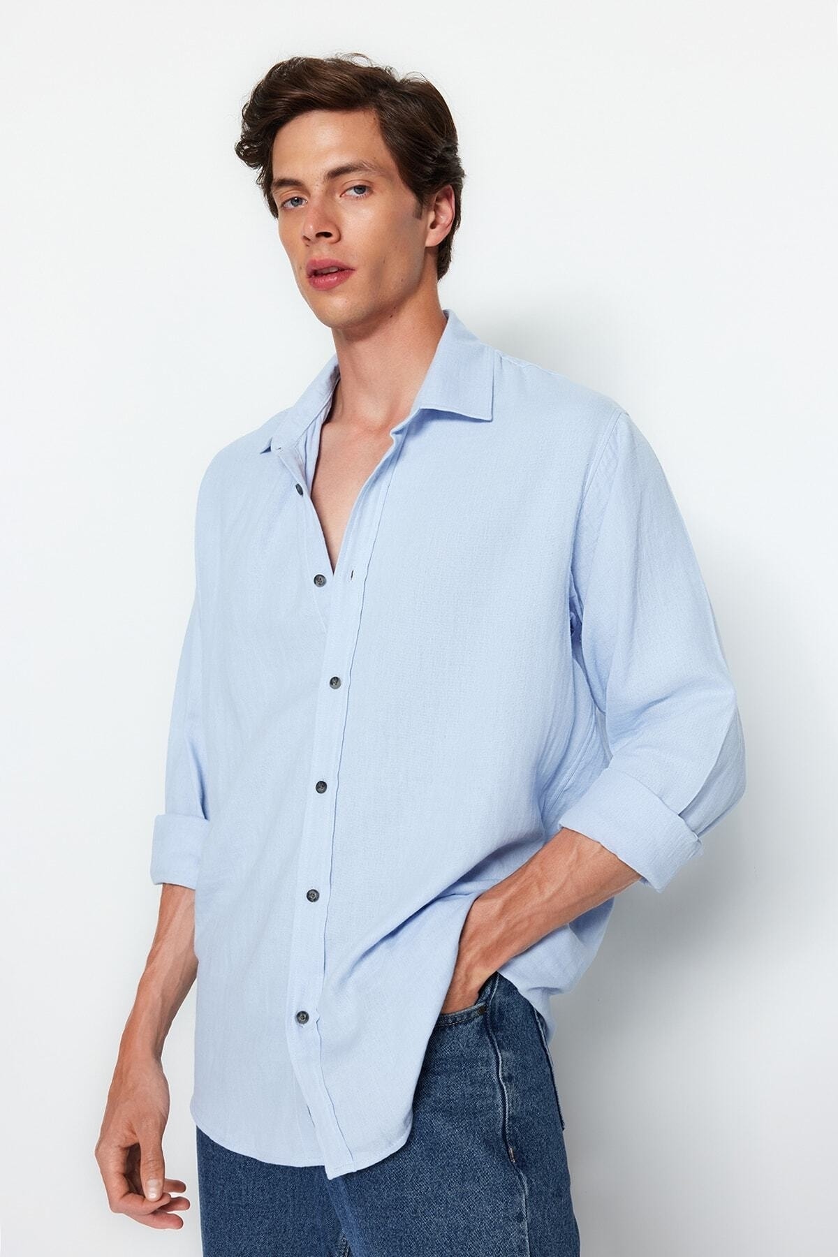 Trendyol Light Blue Men's 100% Cotton Relaxed-Fit Wide Fit Shirt With A Wrinkly Look