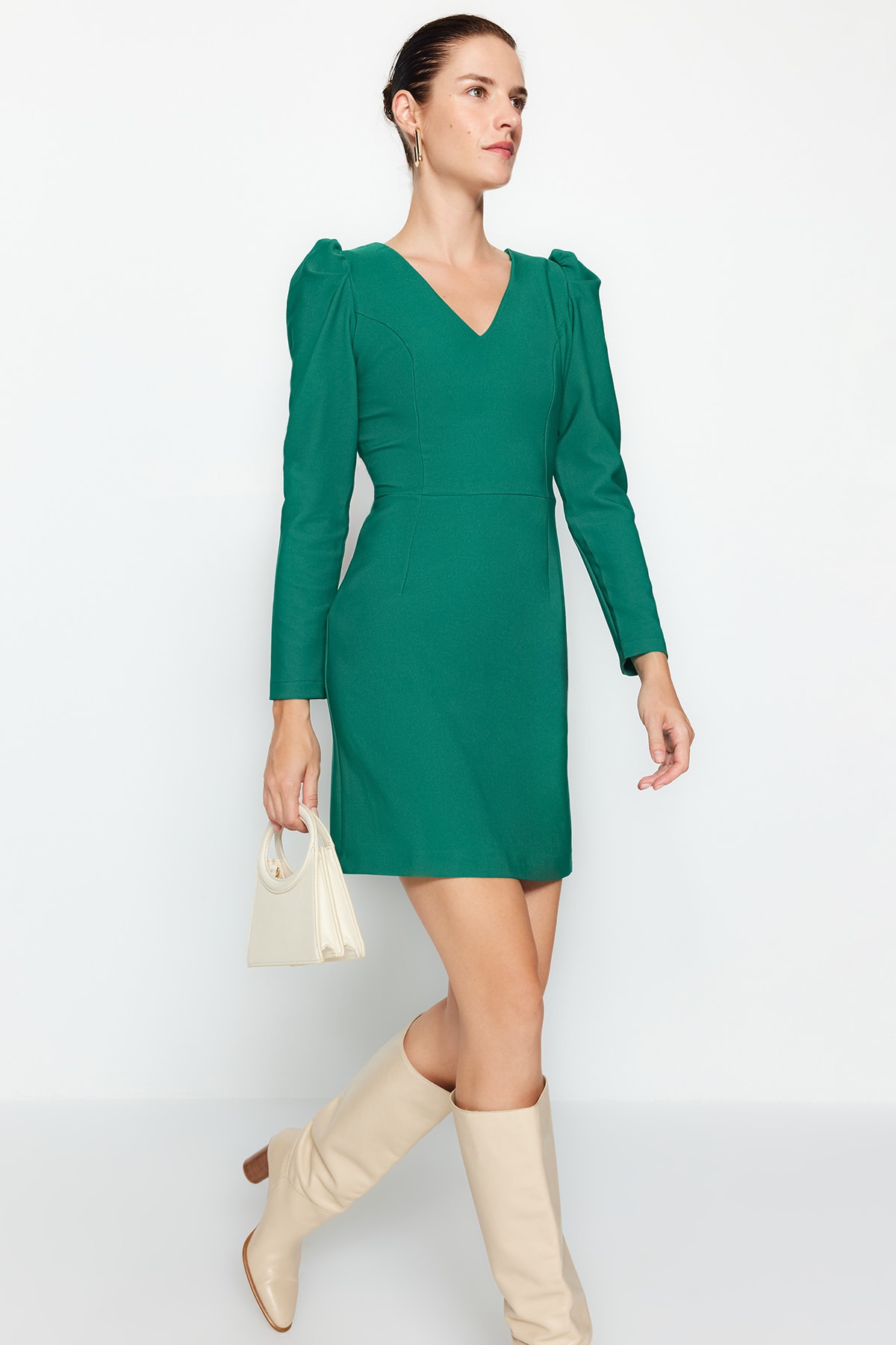 Levně Trendyol smaragdově zelené tělo zakrývající rameno s detailním výstřihem do V Mini tkané šaty
