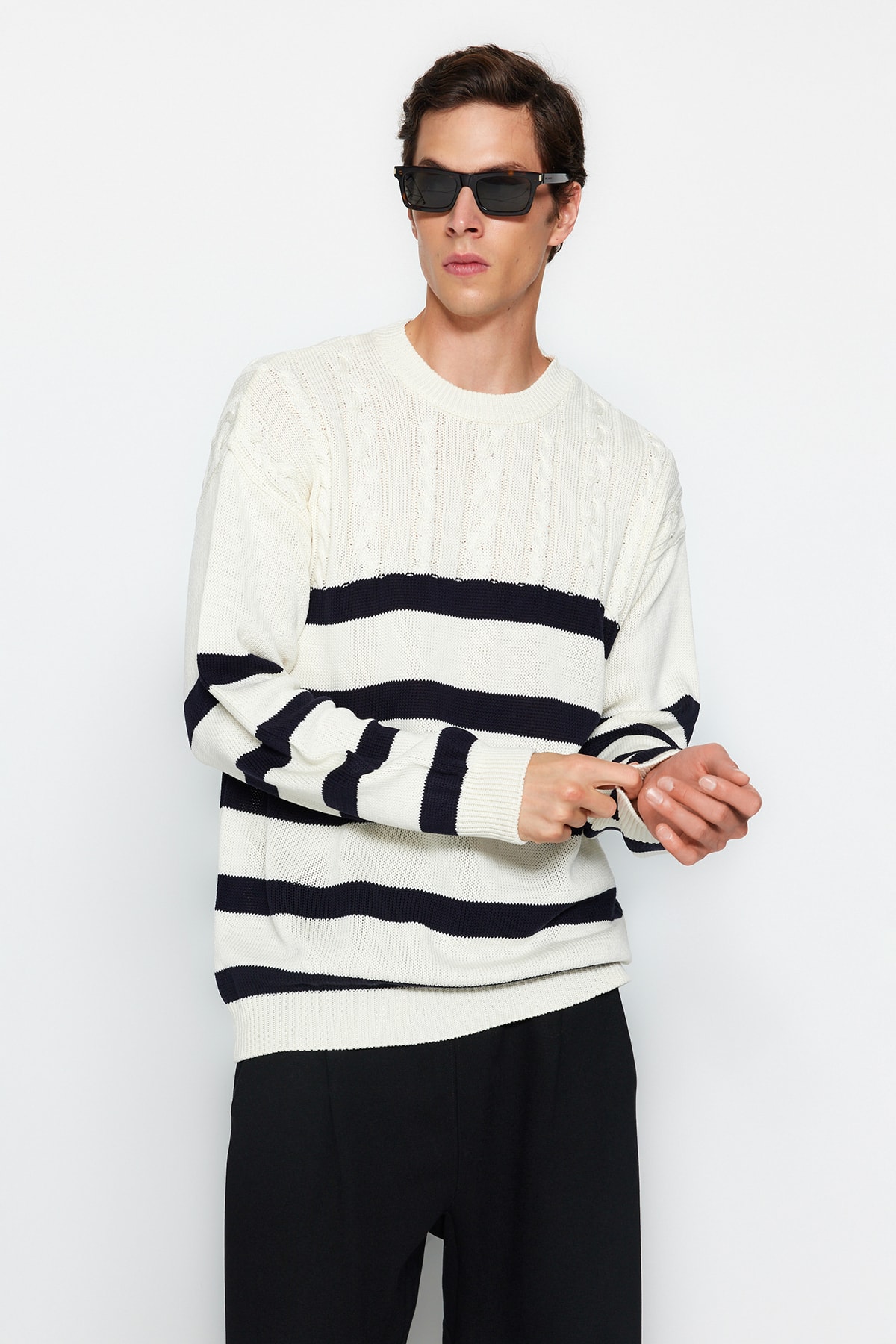 Levně Trendyol Ecru Unisex Oversize Fit Wide Fit Hair Knit Striped Non-Pilling Knitwear Sweater