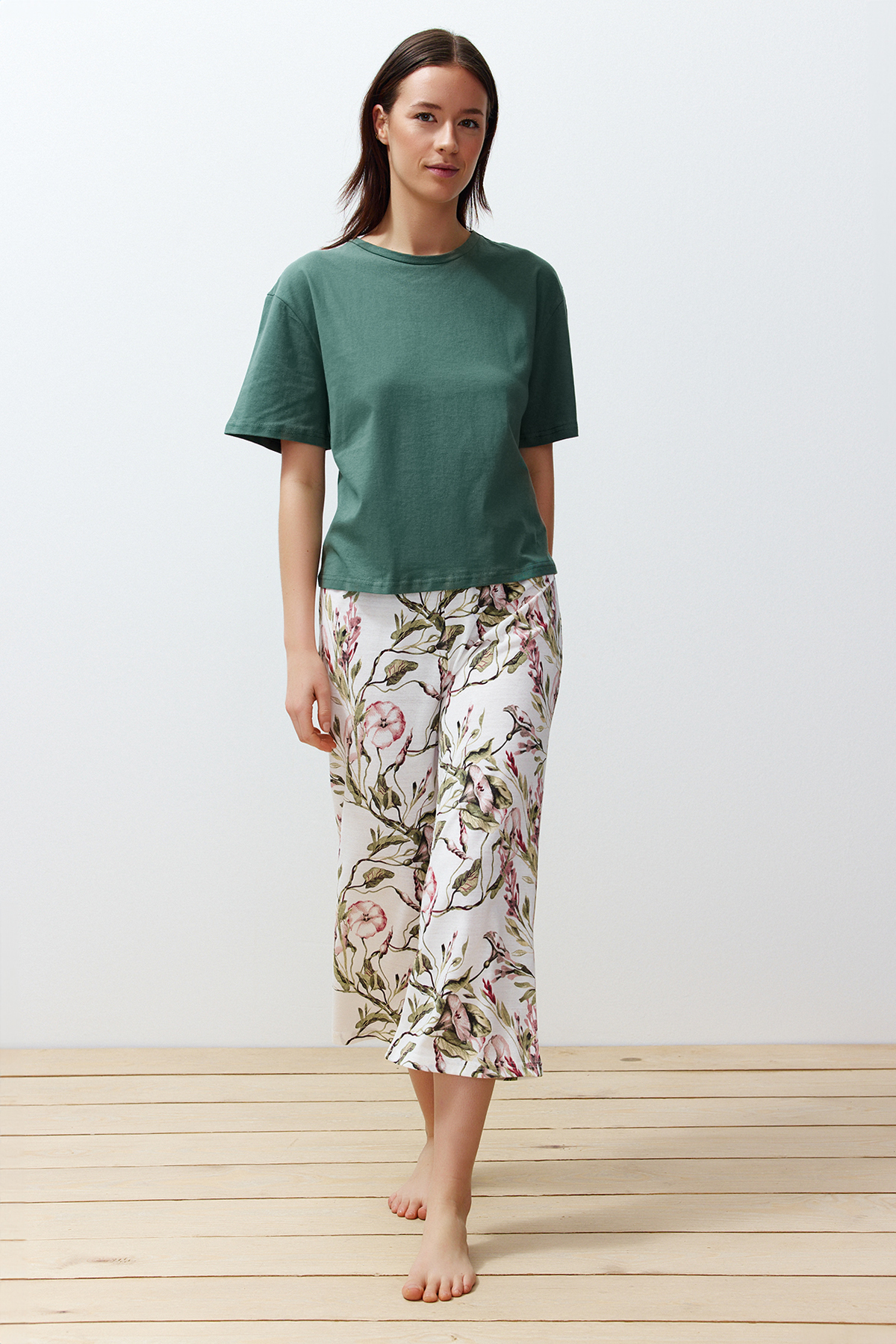 Levně Trendyol Green Cotton Floral Capri Knitted Pajamas Set