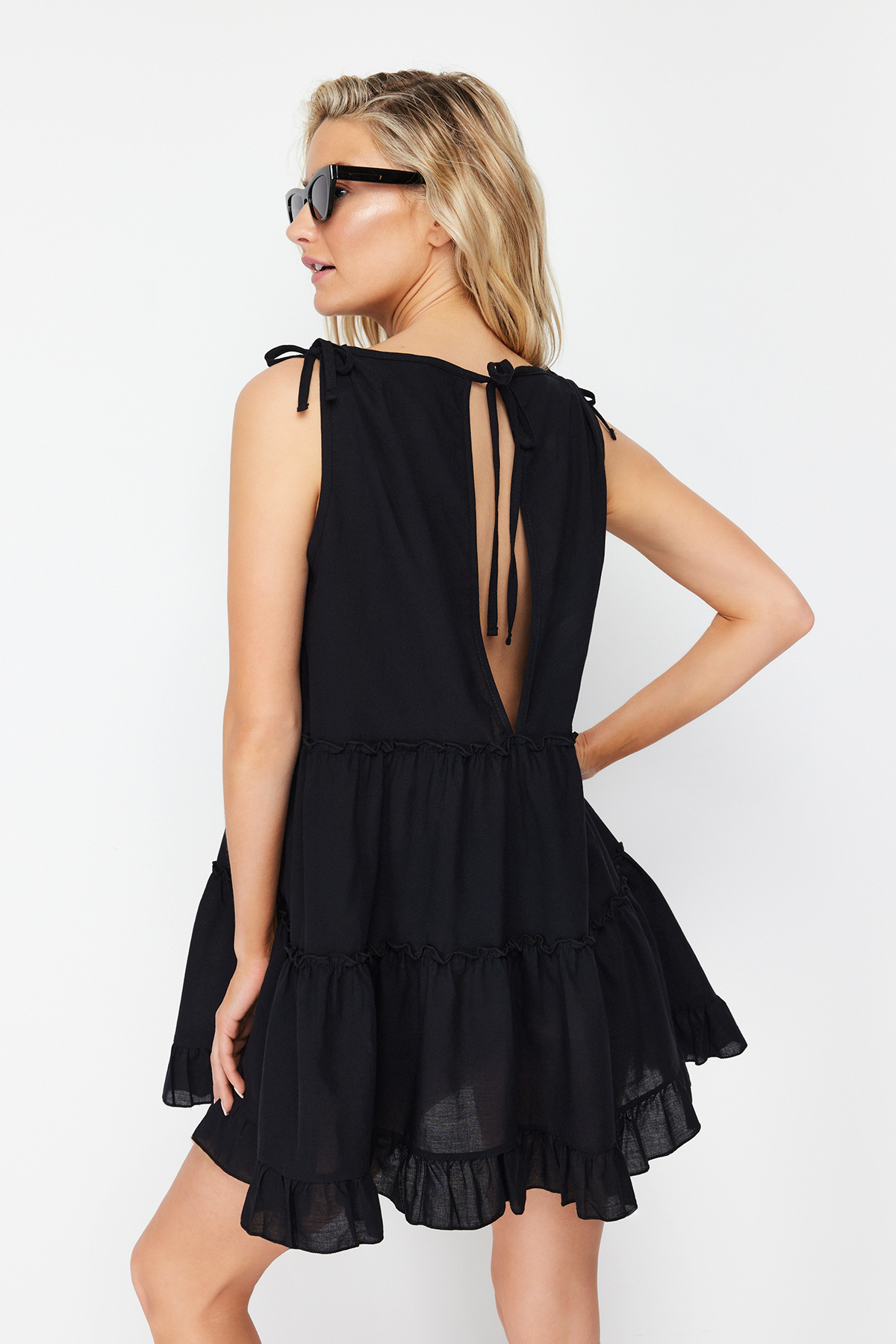 Levně Trendyol Black Wide Fit Mini Woven Ruffle 100% Cotton Beach Dress