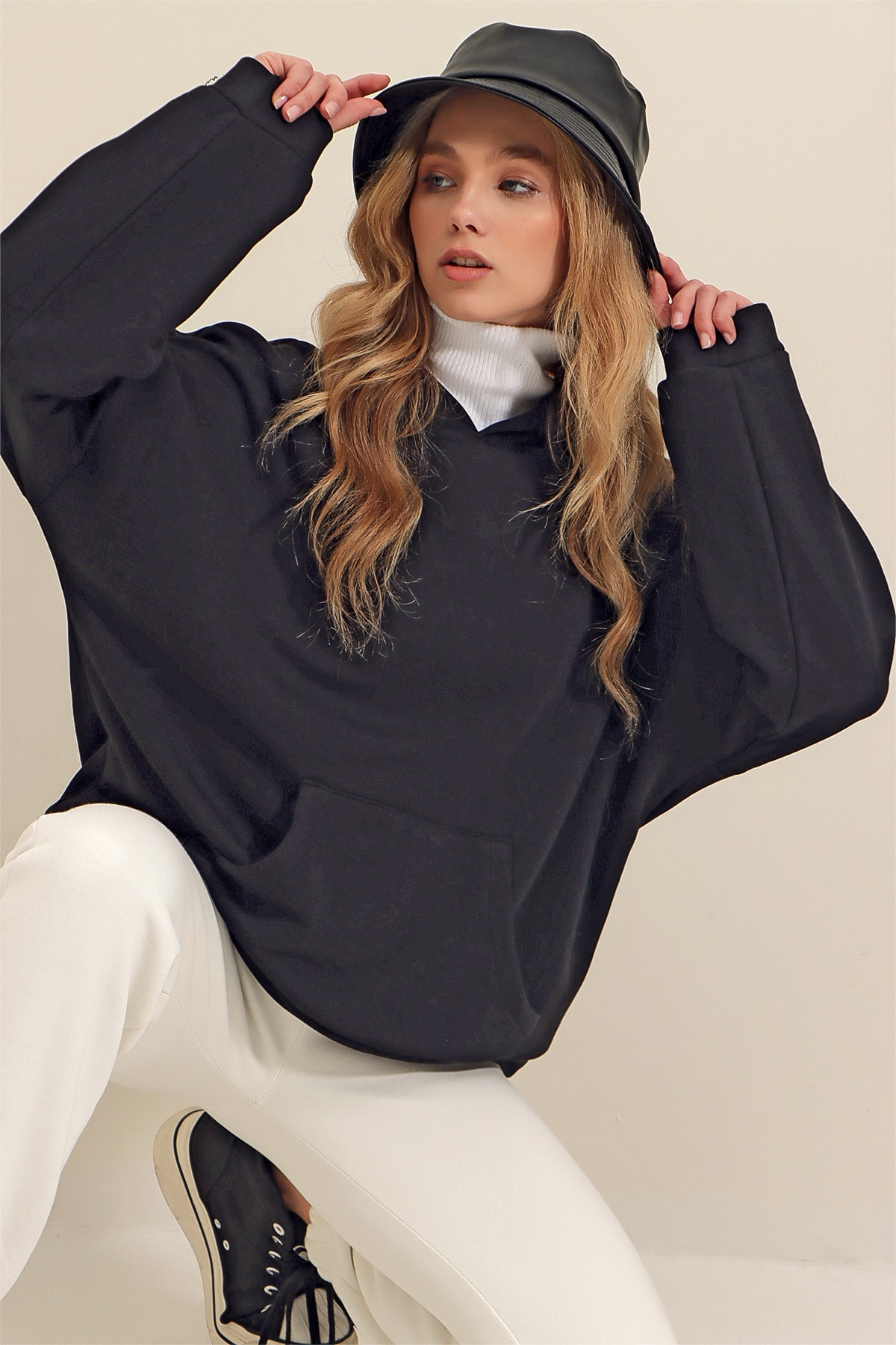 Levně Trend Alaçatı Stili Women's Black Hoodie with Kangaroo Pocket 3-Thread Thick Sweatshirt
