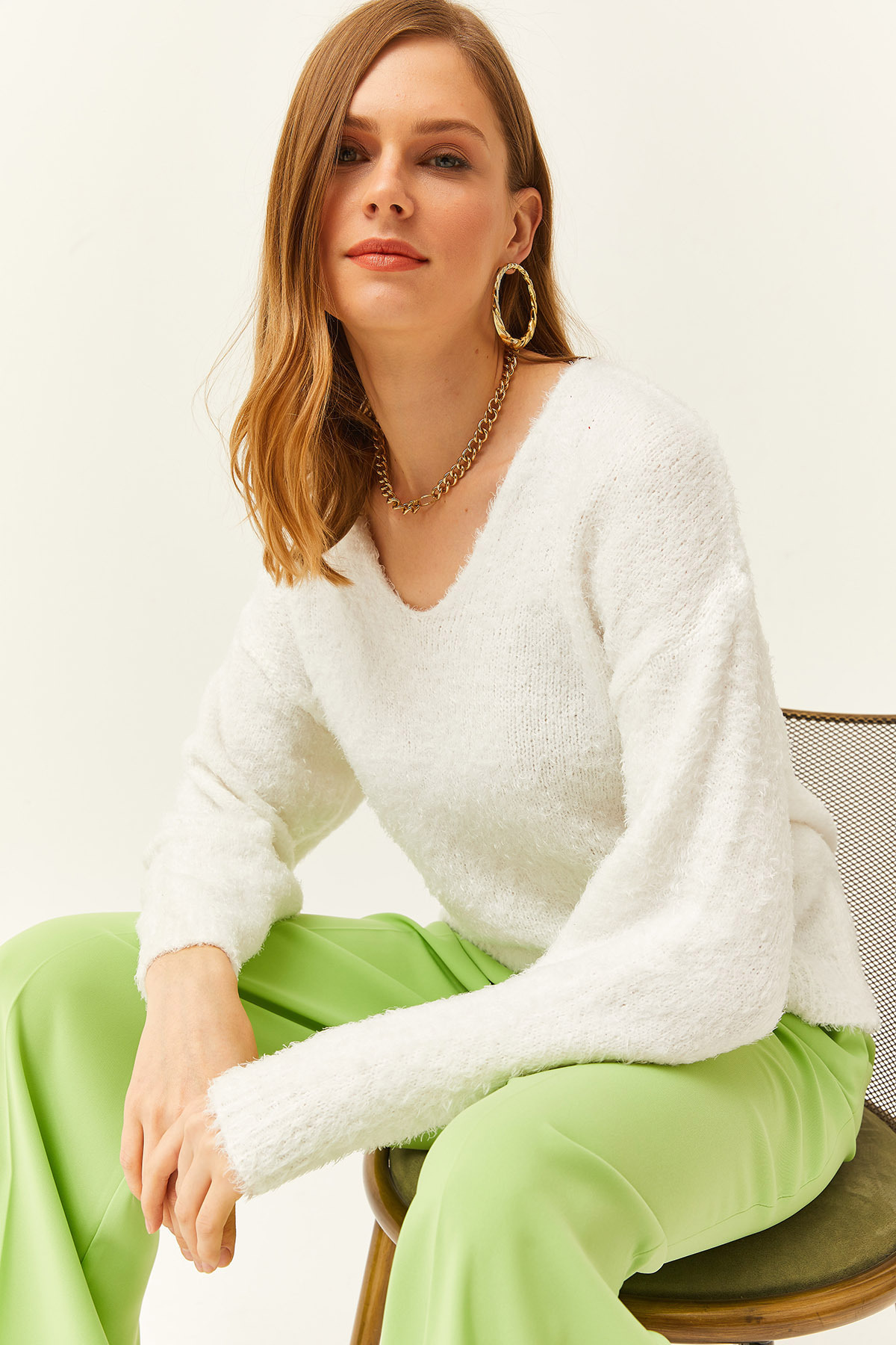 Levně Olalook Women's White V-Neck Bearded Soft Textured Knitwear Sweater