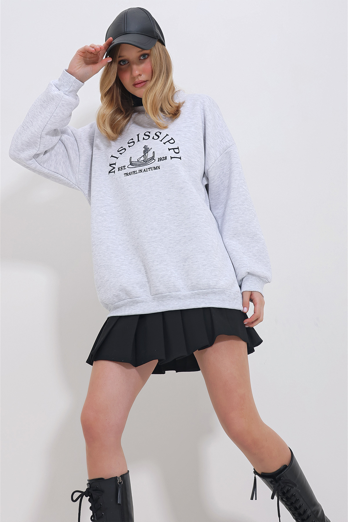 Levně Trend Alaçatı Stili Women's Grimelange Crew Neck 3 Thread Embroidered Oversize Sweatshirt