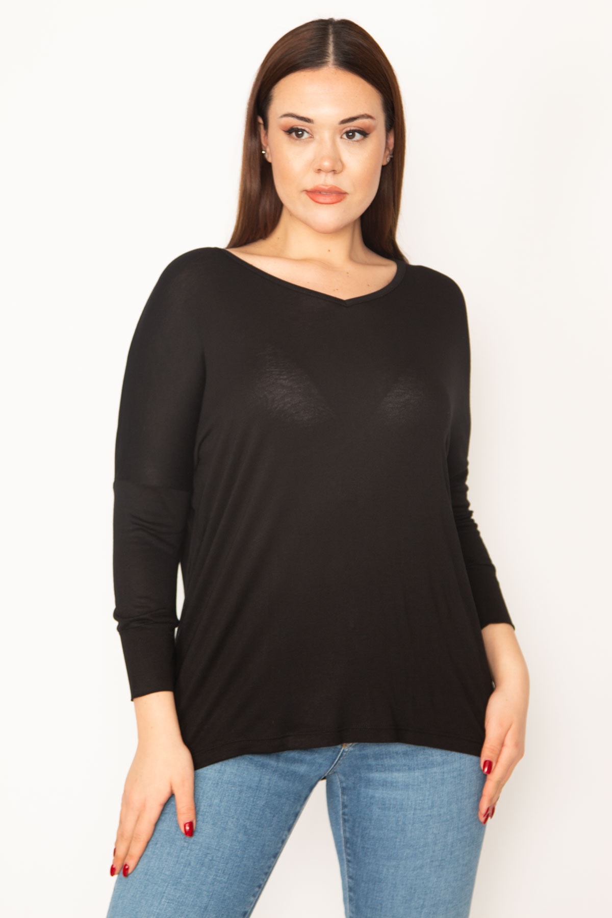 Levně Şans Women's Plus Size Black V-Neck Long Sleeve Basic Blouse