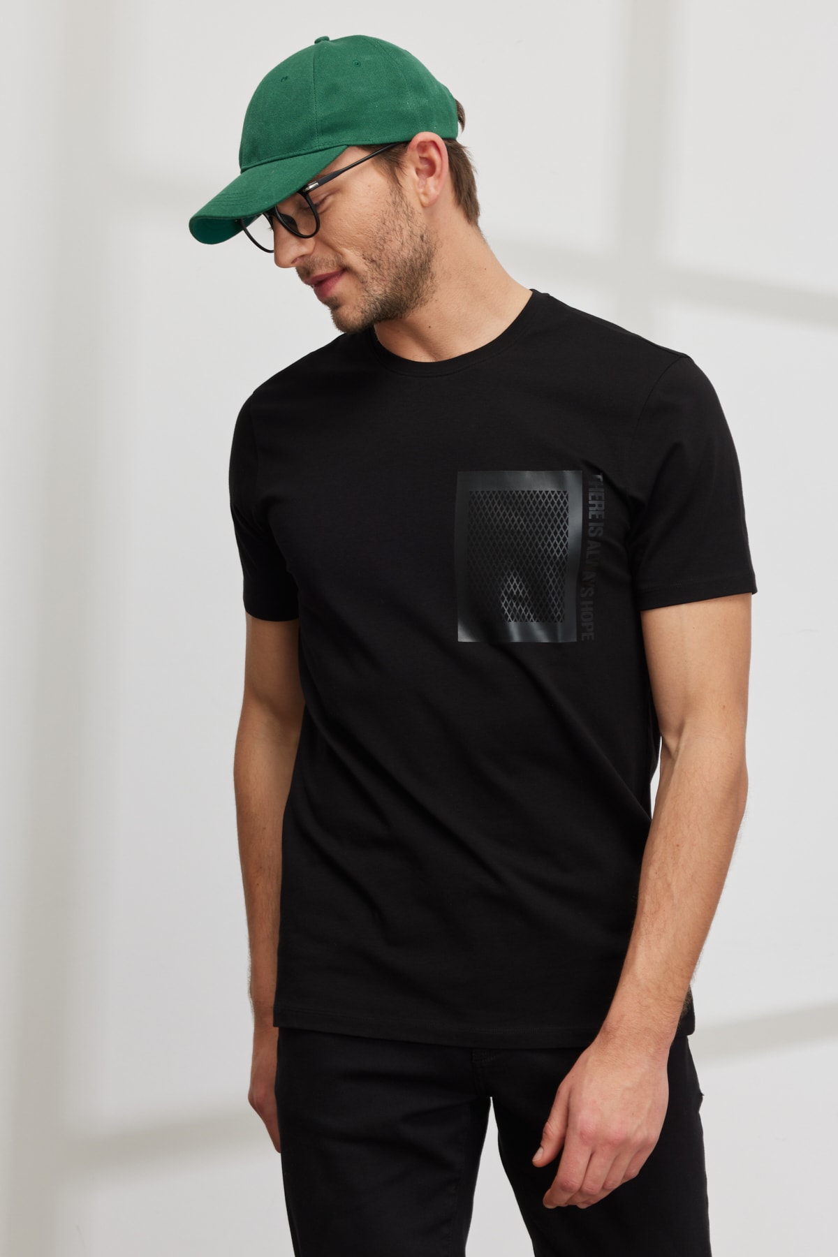 Levně ALTINYILDIZ CLASSICS Men's Black Slim Fit Slim Fit Crew Neck Cotton Printed T-Shirt.
