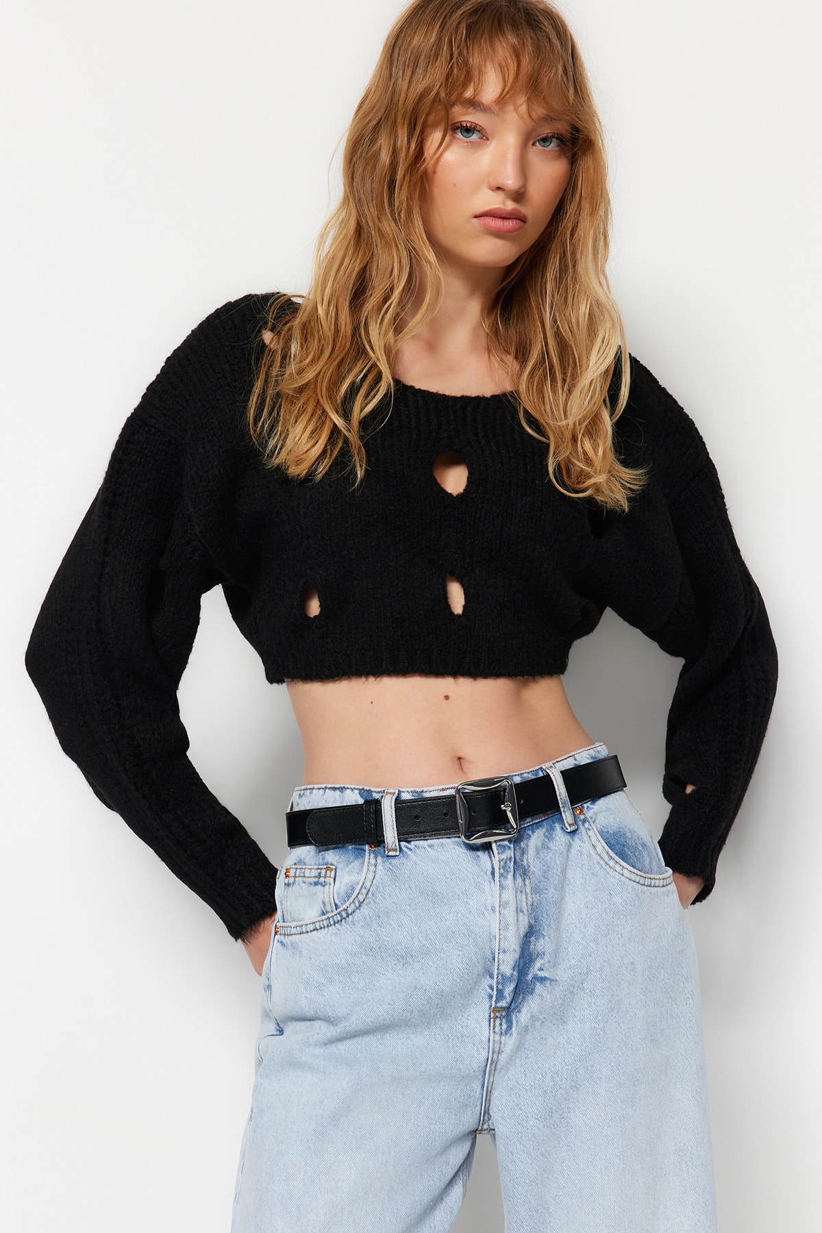 Levně Trendyol Black Super Crop Soft Textured Window/Cut Out Knitwear Sweater
