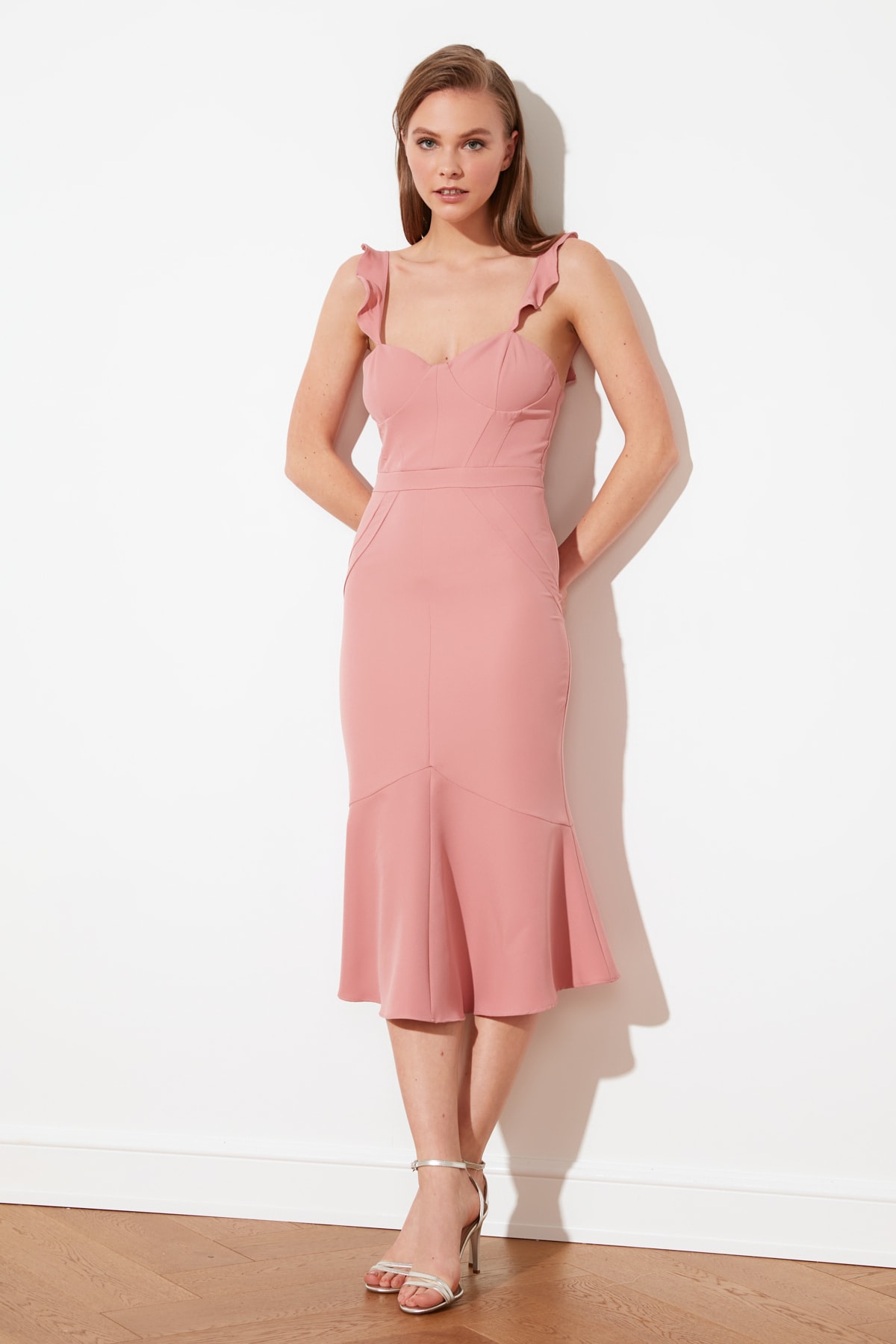 Levně Trendyol Sušené růžové ramínko Detailní večerní šaty