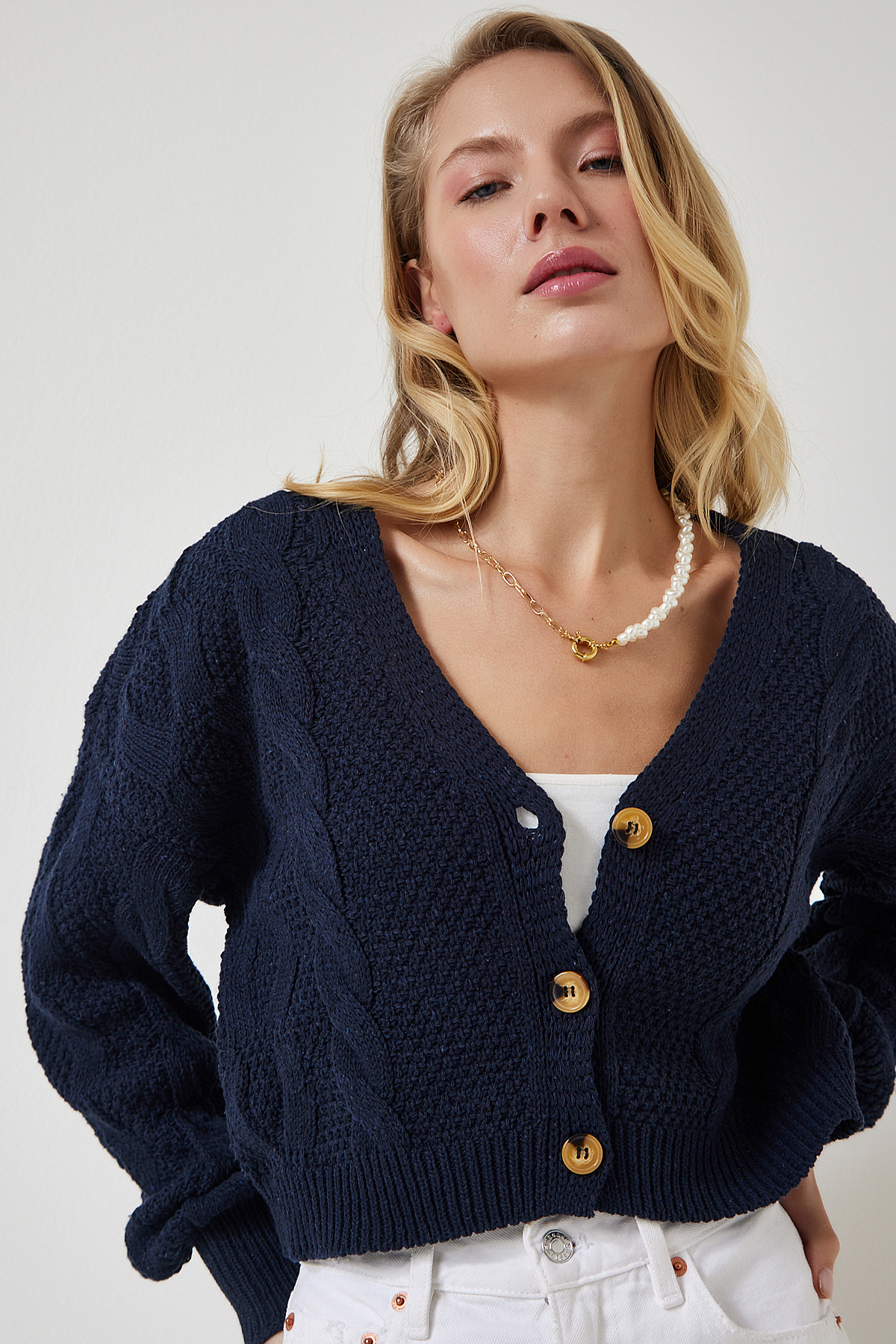 Levně Happiness İstanbul Women's Navy Blue Motif Buttoned Crop Knitwear Cardigan