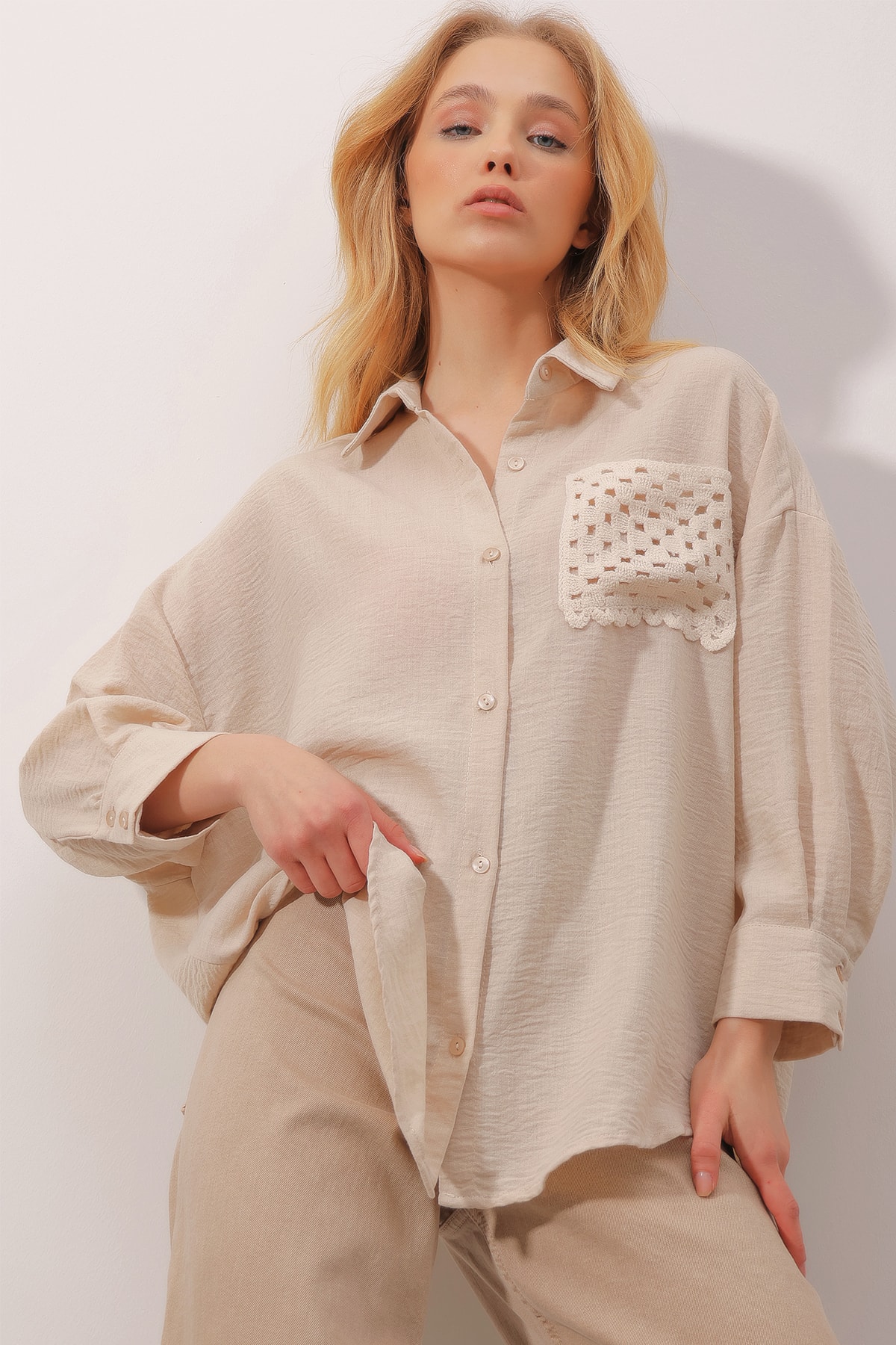 Levně Trend Alaçatı Stili Women's Beige Crochet Pocket Textured Linen Shirt