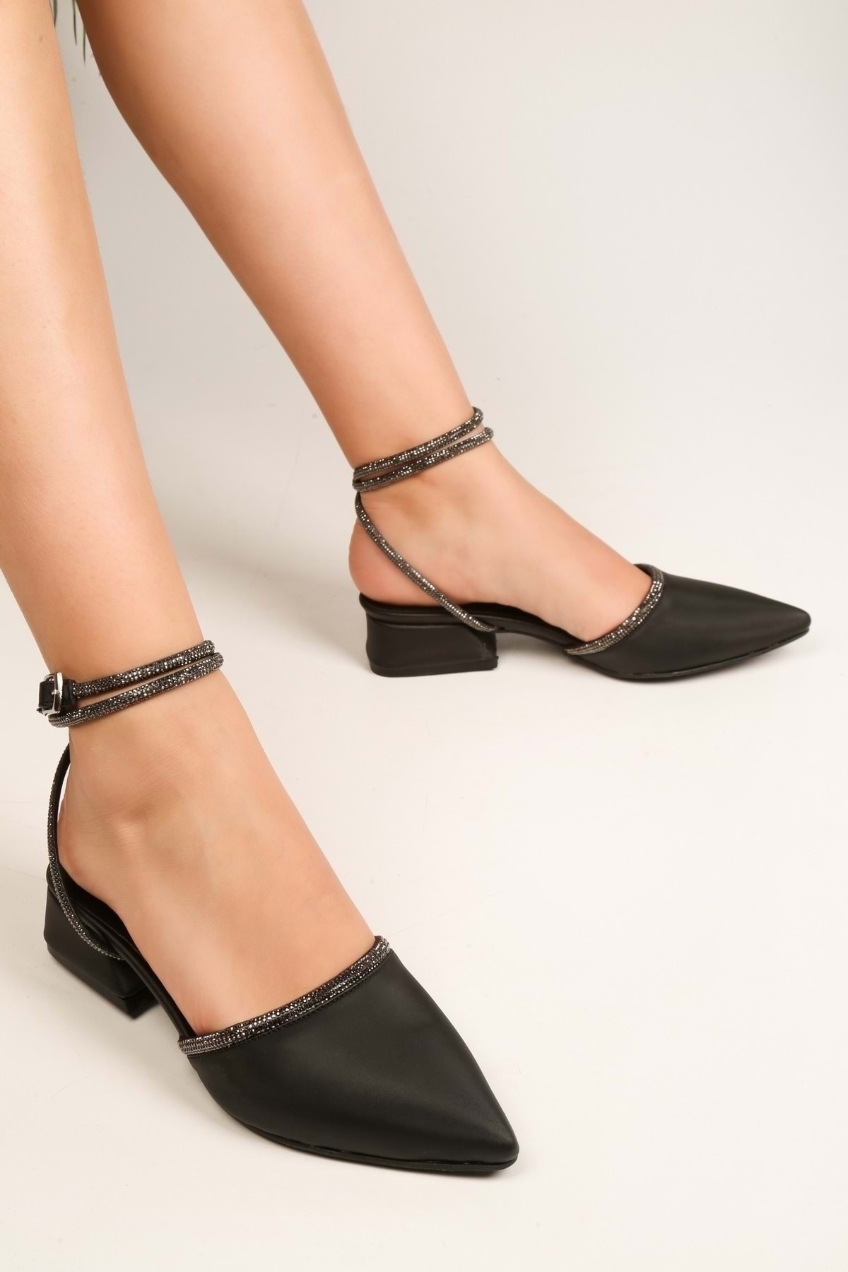 Levně Shoeberry Women's Yune Black Satin Stitched Heels Shoes