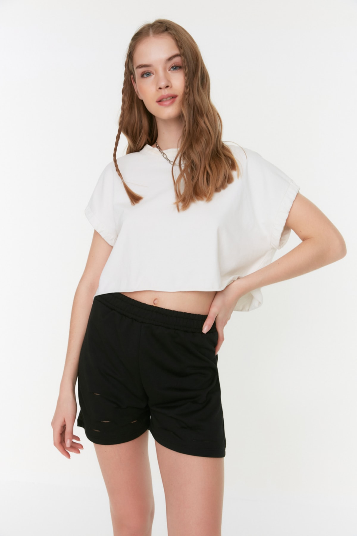 Trendyol Shorts - Schwarz - Normal Waist