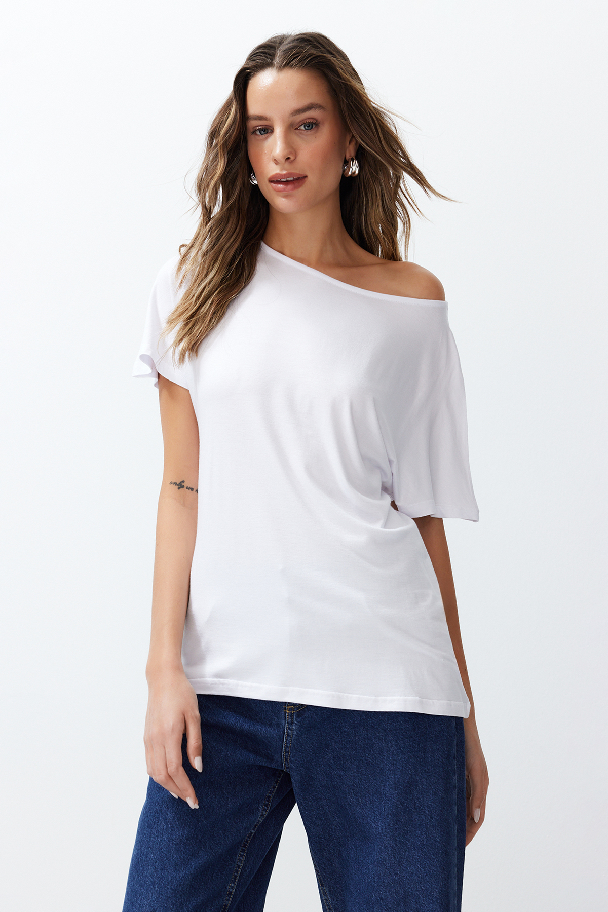 Levně Trendyol White Viscose Relaxed Boat Neck Low Sleeve Knitted T-Shirt