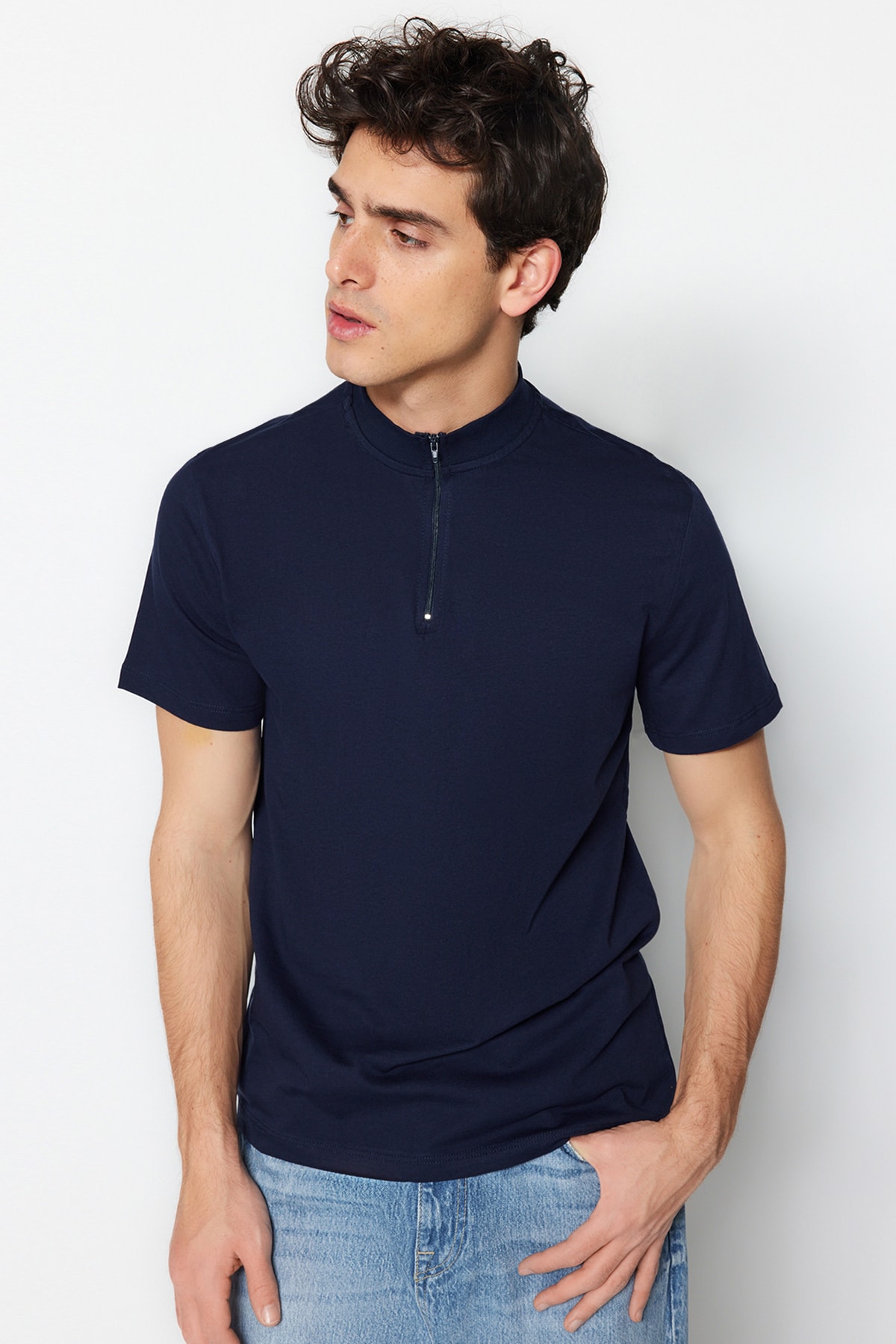 Trendyol Navy Blue pánske tričko s golierom na zips