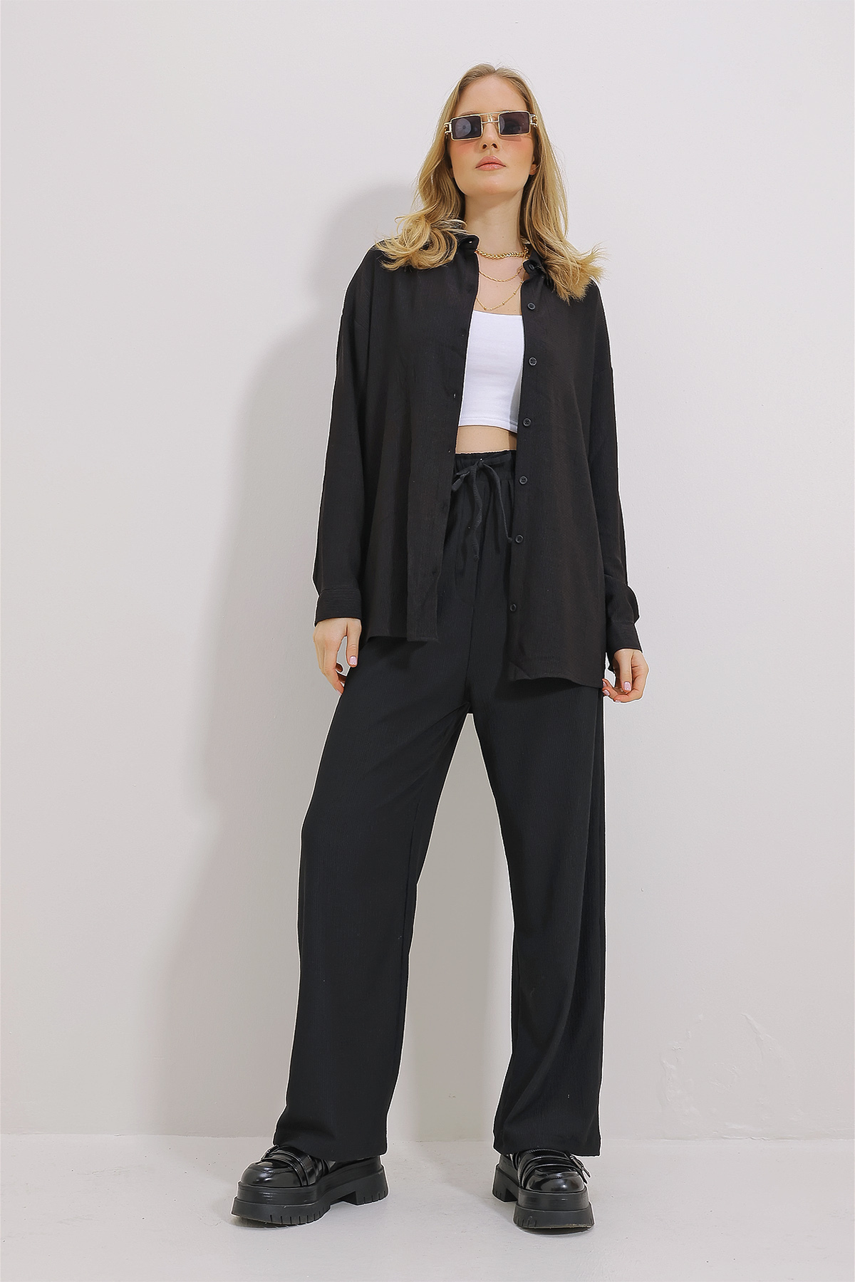Levně Trend Alaçatı Stili Women's Black Oversized Shirt And Comfortable Cut Crinkle Pants Set