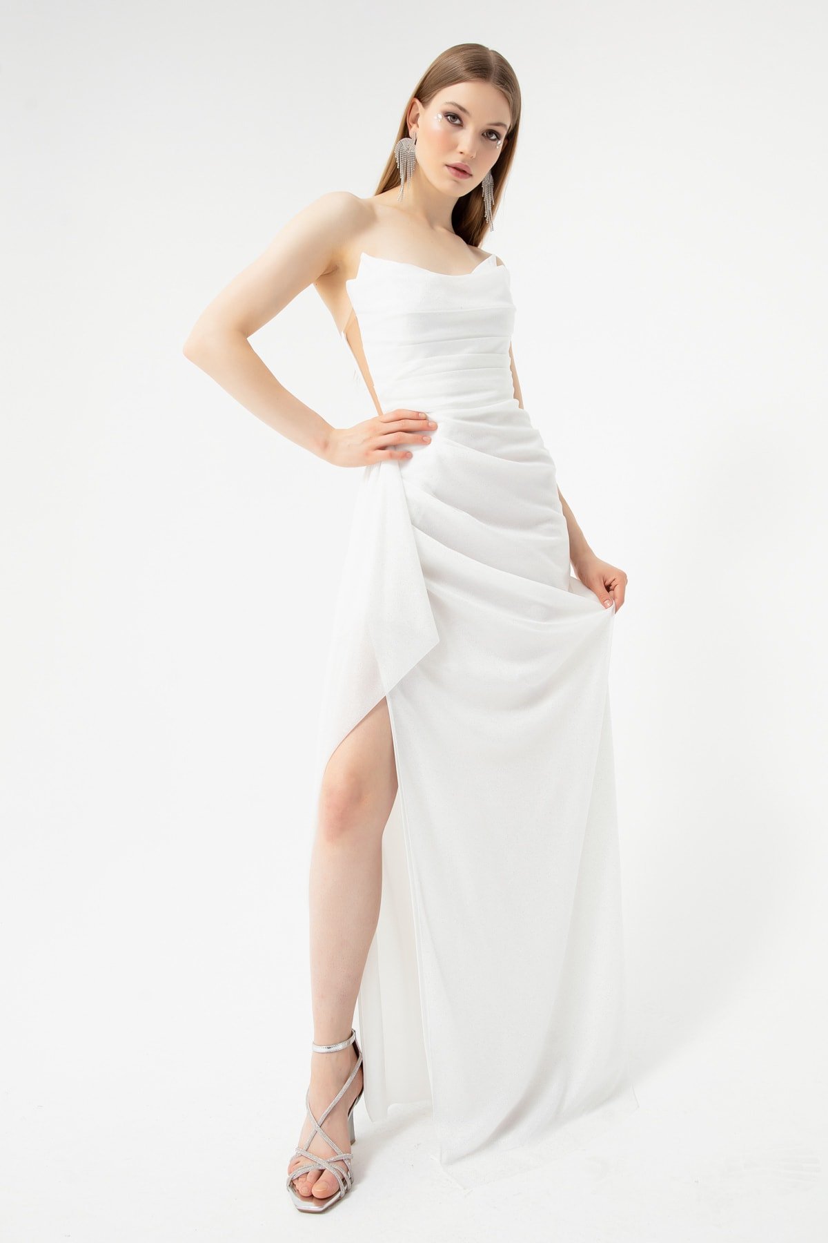Lafaba dámské bílé šaty s drapérií, třpytivým rozparkem a výstřihem.