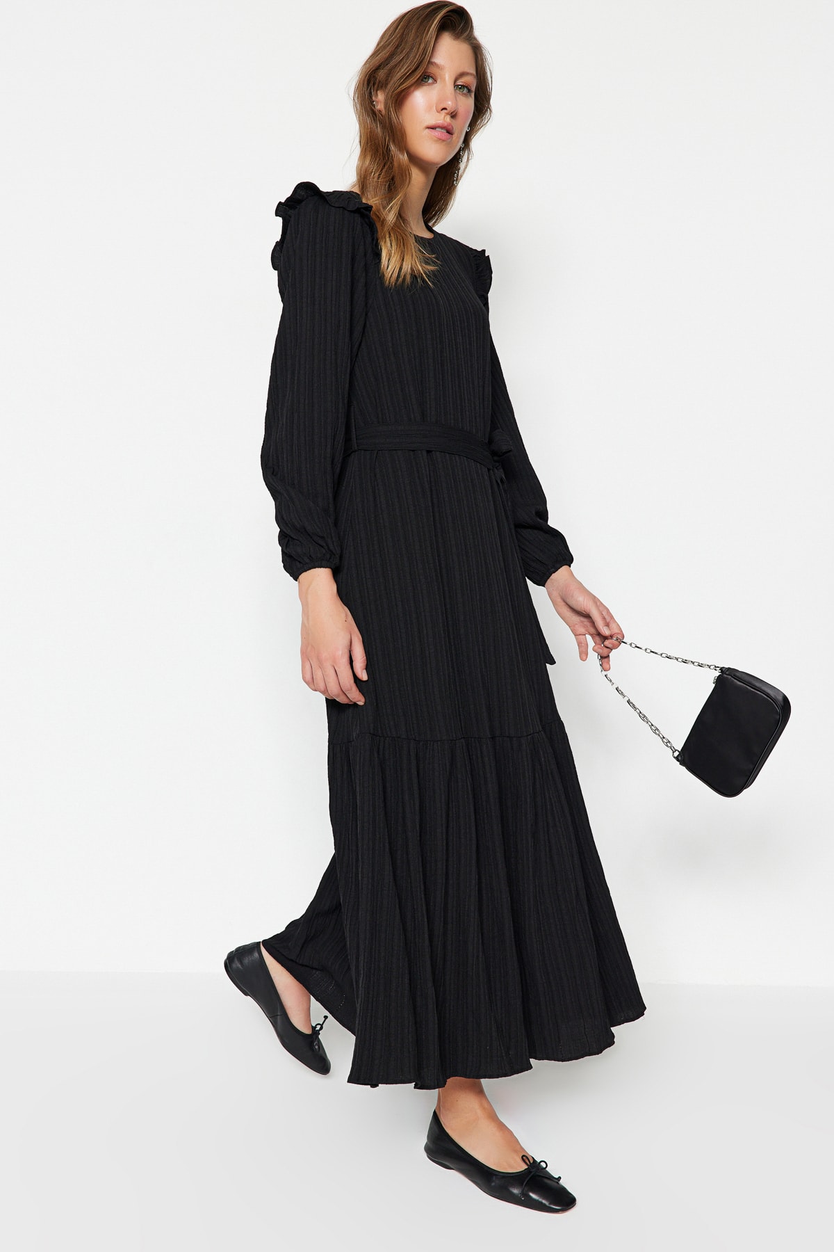 Trendyol Čierne vlnené tkané šaty zmiešané s viskózou s volánovými volánmi na rameno