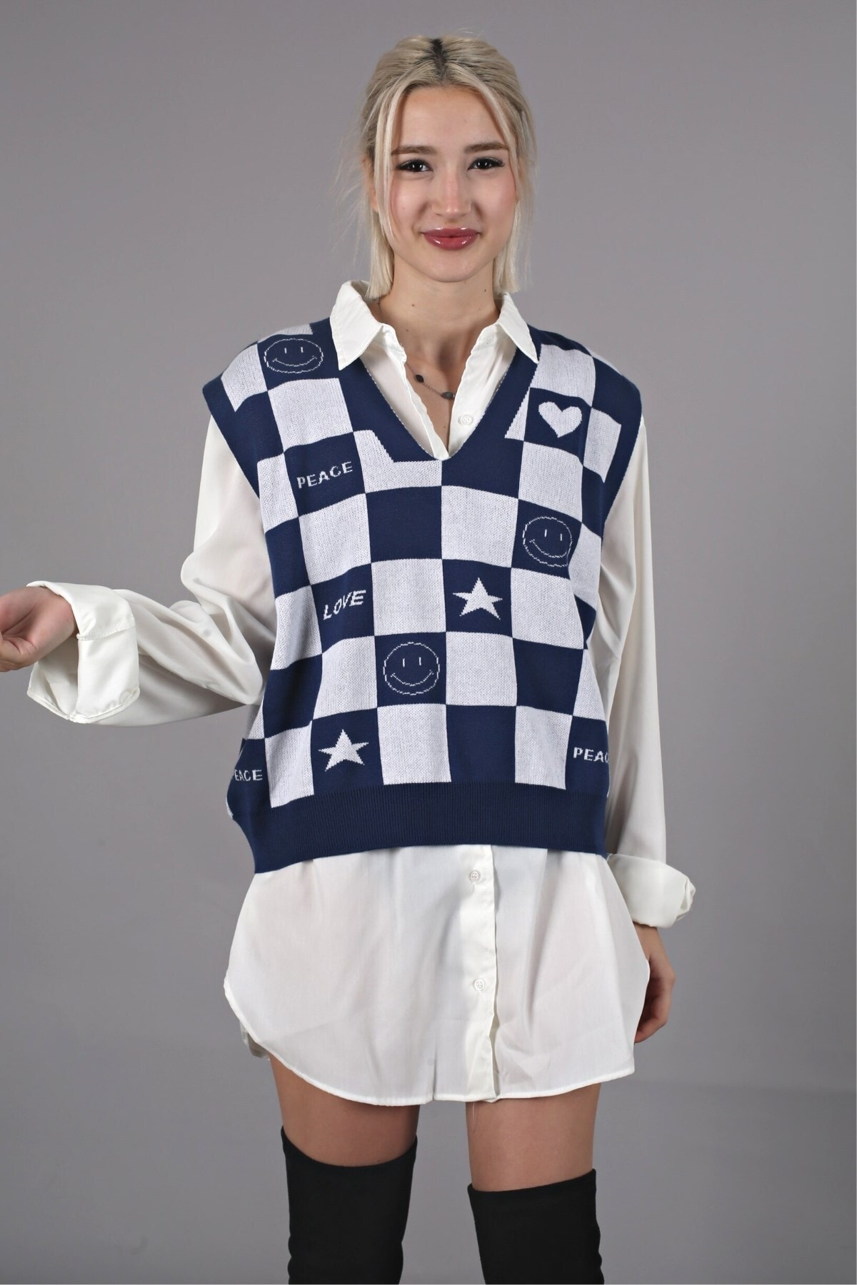 Levně Madmext Indigo V-Neck Checkered Pattern Regular Fit Womens Sweater.