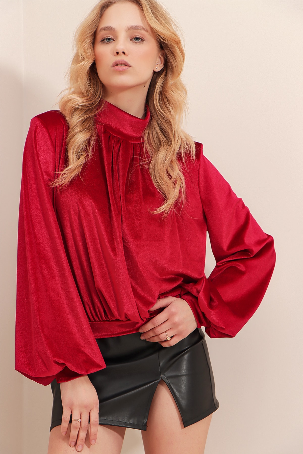 Levně Trend Alaçatı Stili Women's Red Christmas Special High Neck Front Gathered Detail Velvet Blouse