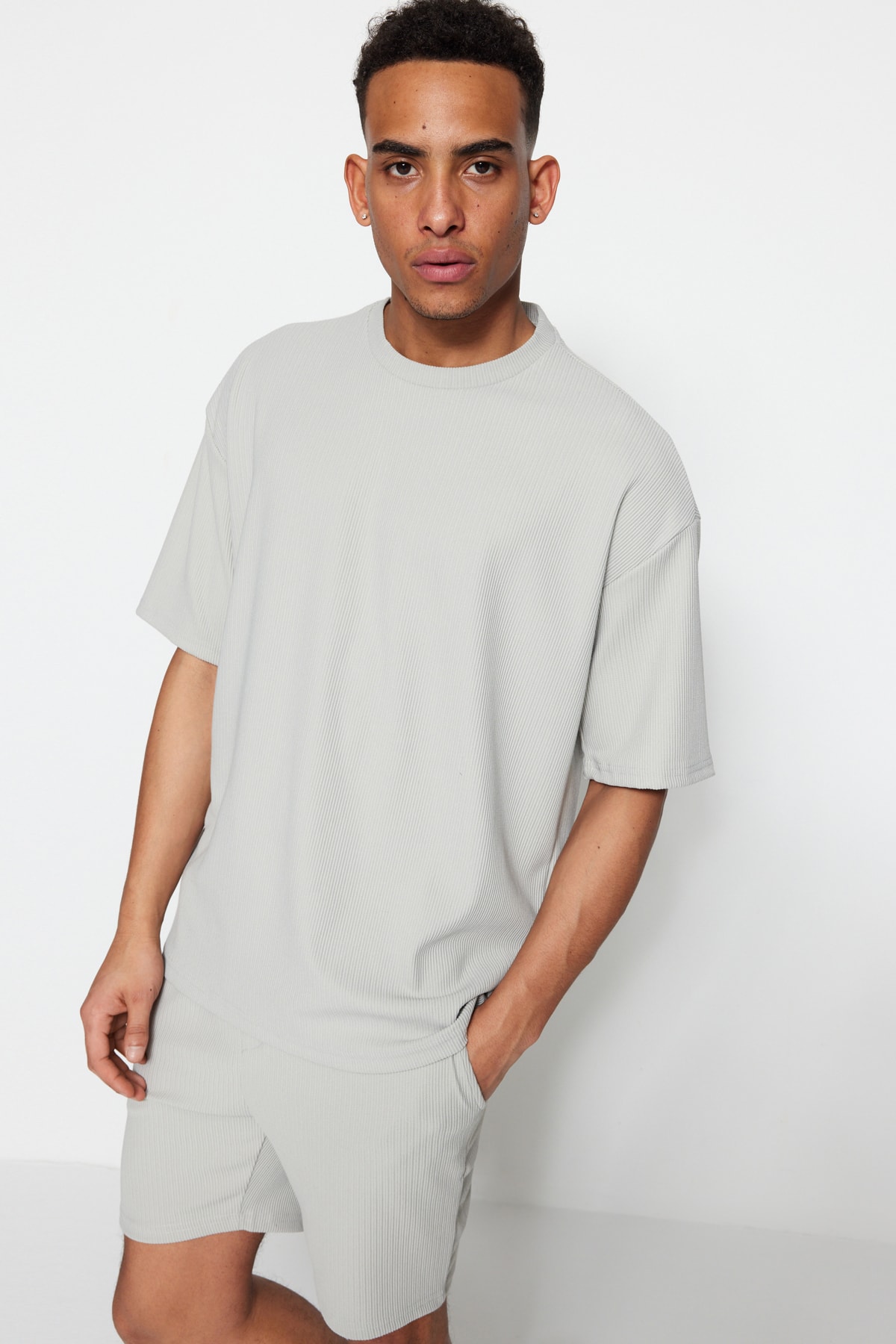 Levně Trendyol Limited Edition Basic Gray Oversize/Wide Fit Textured Anti-Wrinkle Ottoman T-Shirt