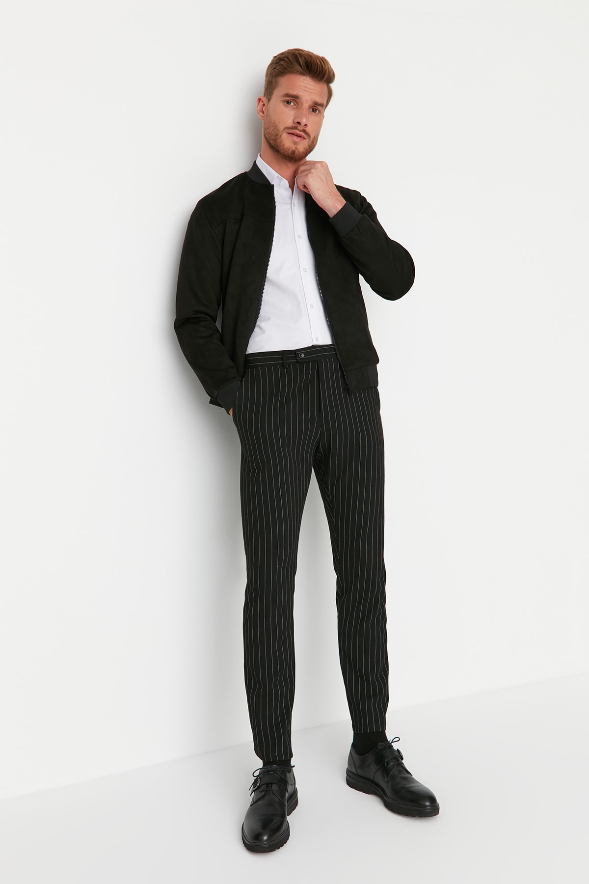 Levně Trendyol Black Men's Regular Fit Striped Trousers