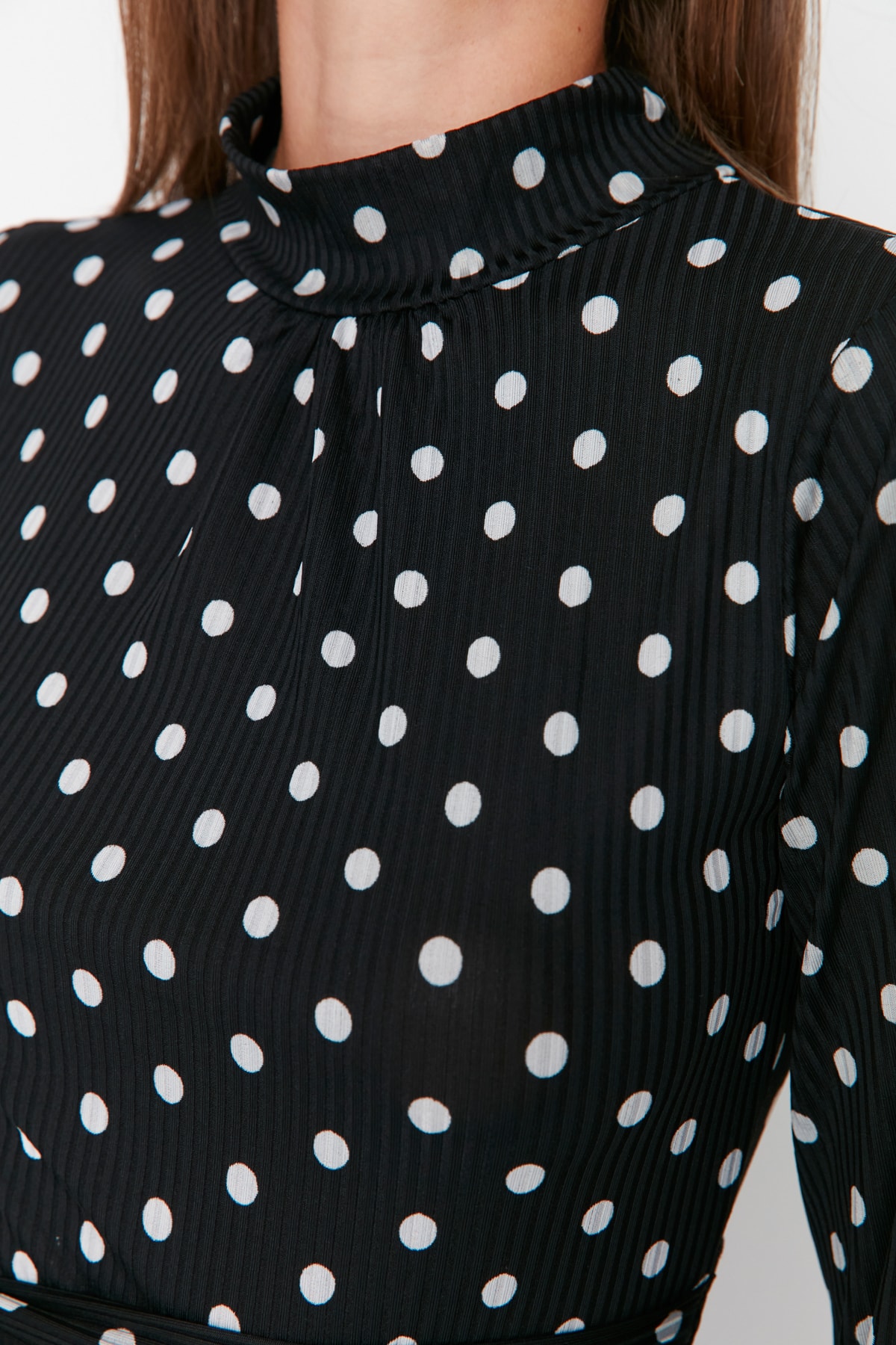 Rochie mini tricotată Trendyol Black Ribbed Rim cu volane și deschidere patinatoare / talie joasă