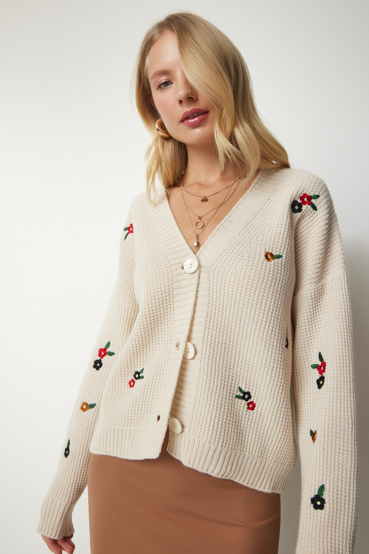 Levně Happiness İstanbul Women's Cream Floral Embroidery Buttons Knitwear Cardigan