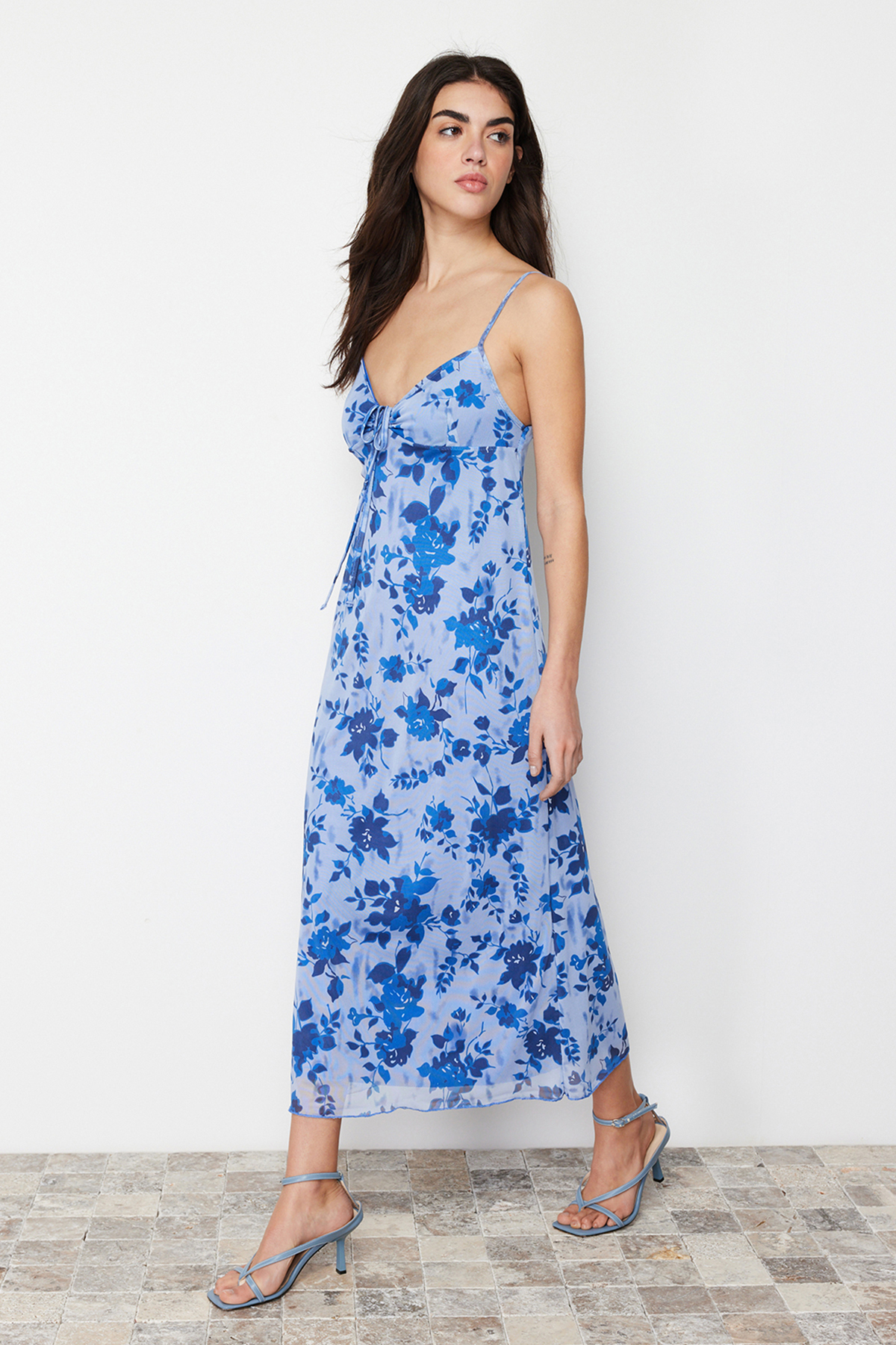 Levně Trendyol Blue Printed Maxi Length Sweetheart Neckline Knitted Maxi Dress