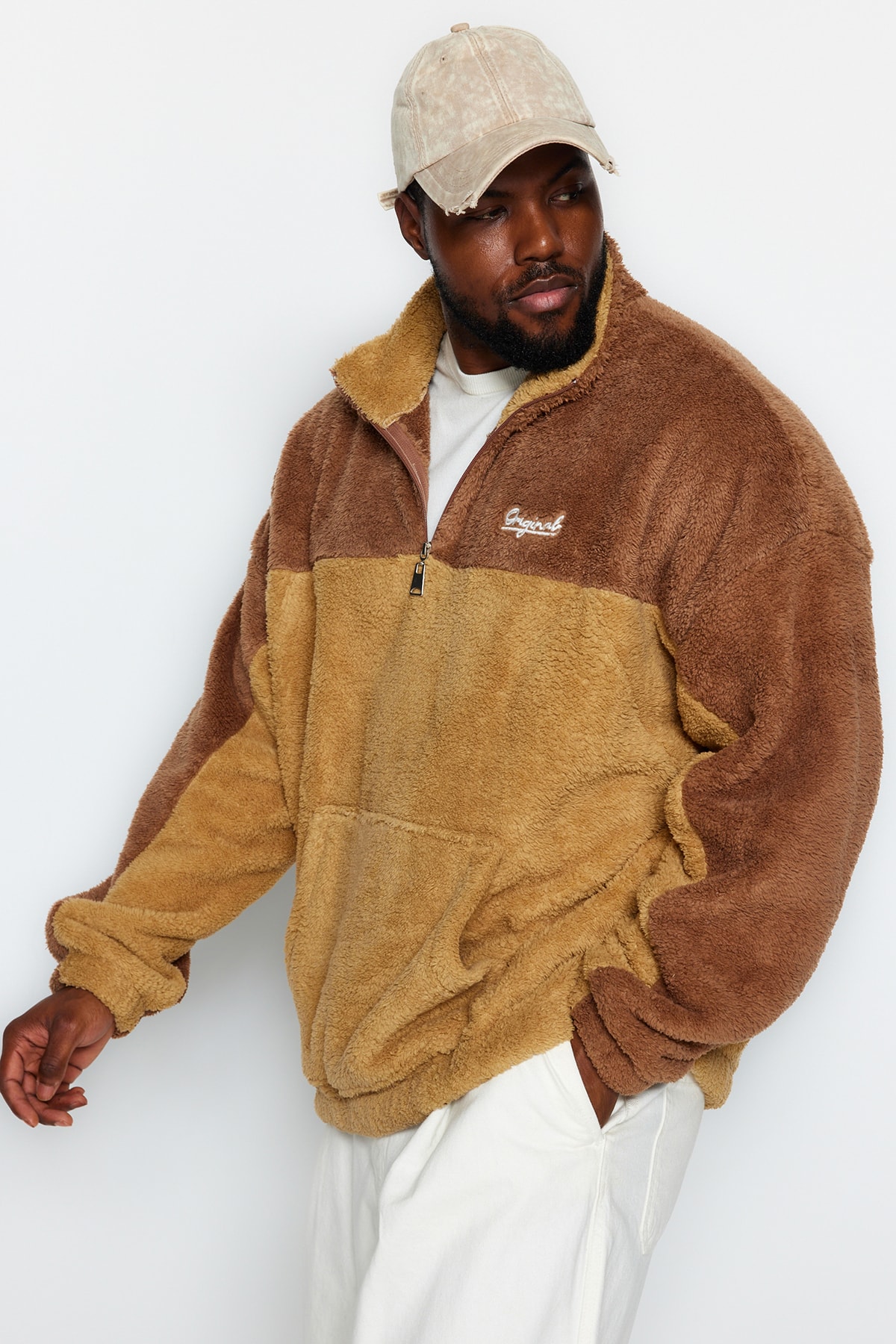 Levně Trendyol Camel Unisex Plus Size Oversize/Wide Fit Color Block Embroidered Plush Sweatshirt