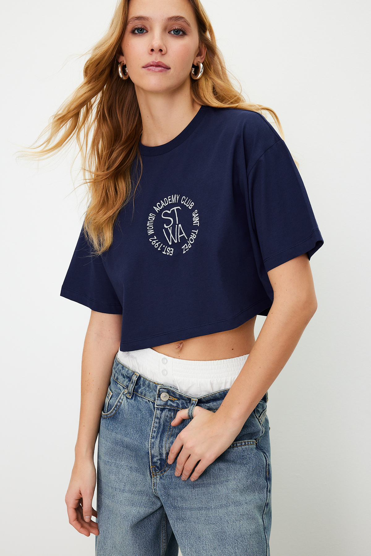 Levně Trendyol Navy Blue 100% Cotton Embroidered Crop Crew Neck Knitted T-Shirt