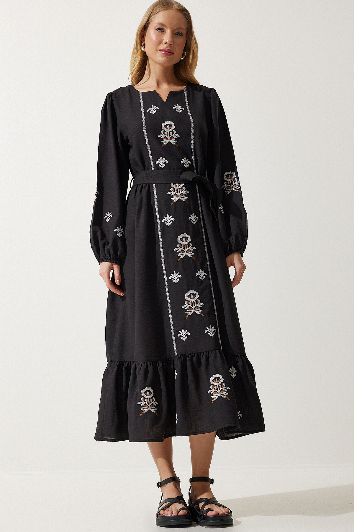 Levně Happiness İstanbul Women's Black Embroidered Linen Surface Long Woven Dress