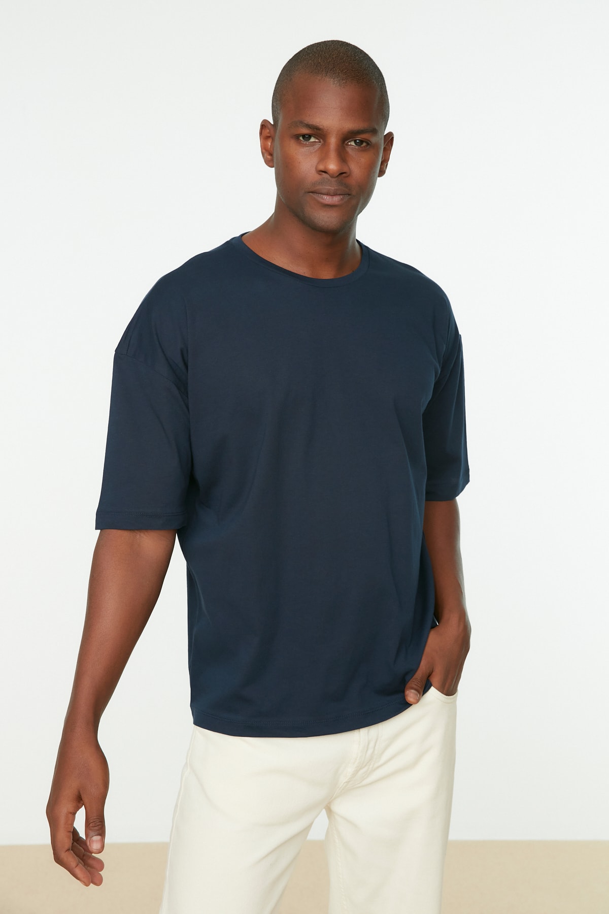 Levně Trendyol Námořnická modrá Pánské tričko volného / pohodlného střihu ze 100% bavlny s textovým potiskem