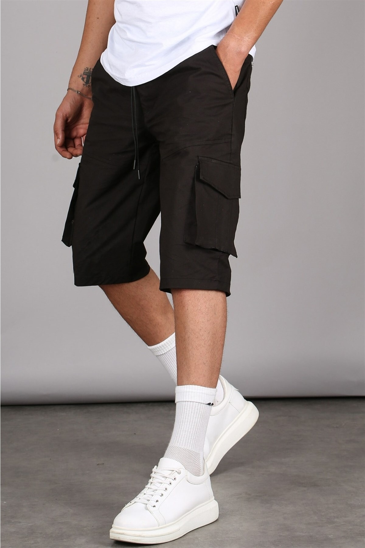 Levně Madmext Black Men's Basic Cargo Pocket Capri Shorts 5473