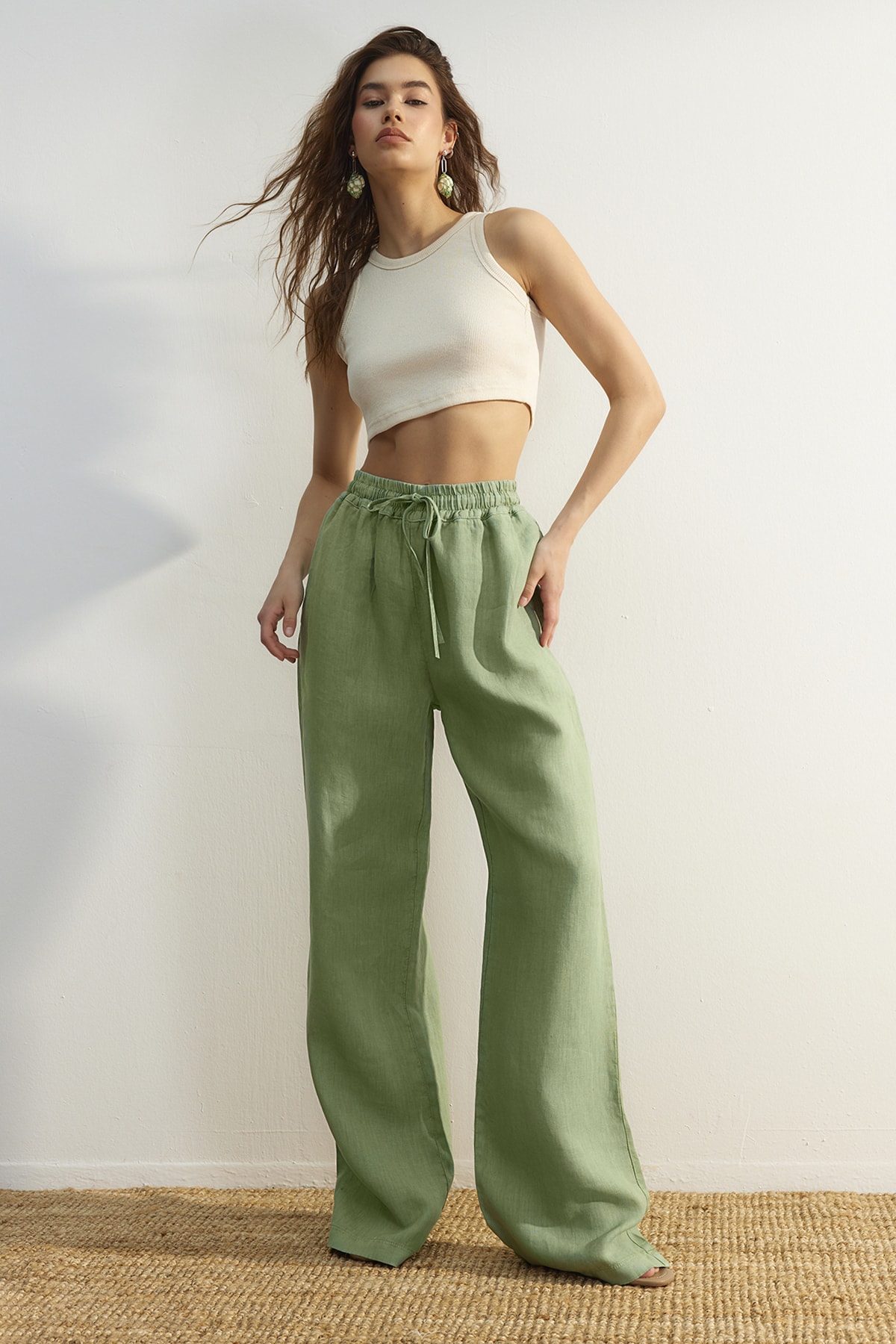 Levně Trendyol Green 100% lněné kalhoty s vysokým pasem a širokými nohavicemi s elastickým pasem.