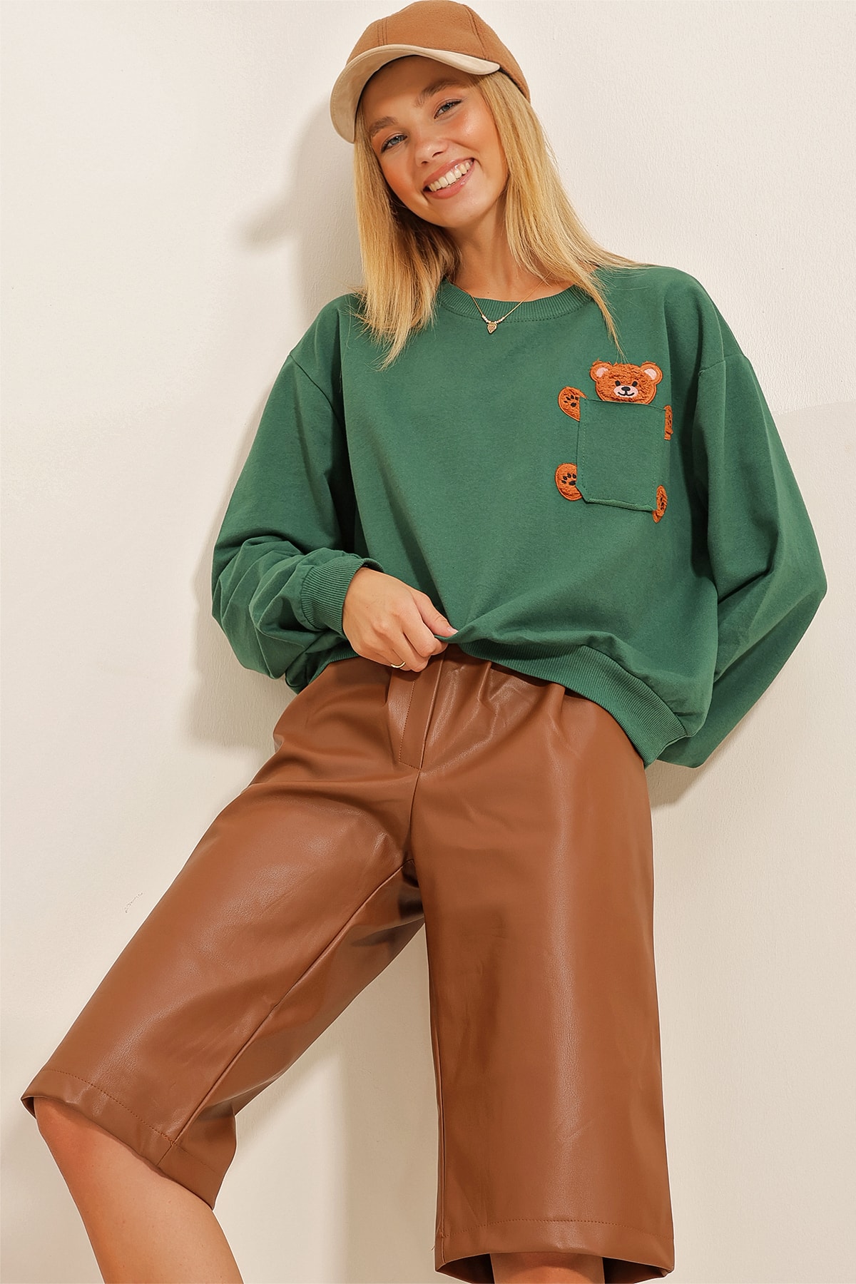 Levně Trend Alaçatı Stili Women's Green Crew Neck Teddy Bear Embroidered Pocket Sweatshirt