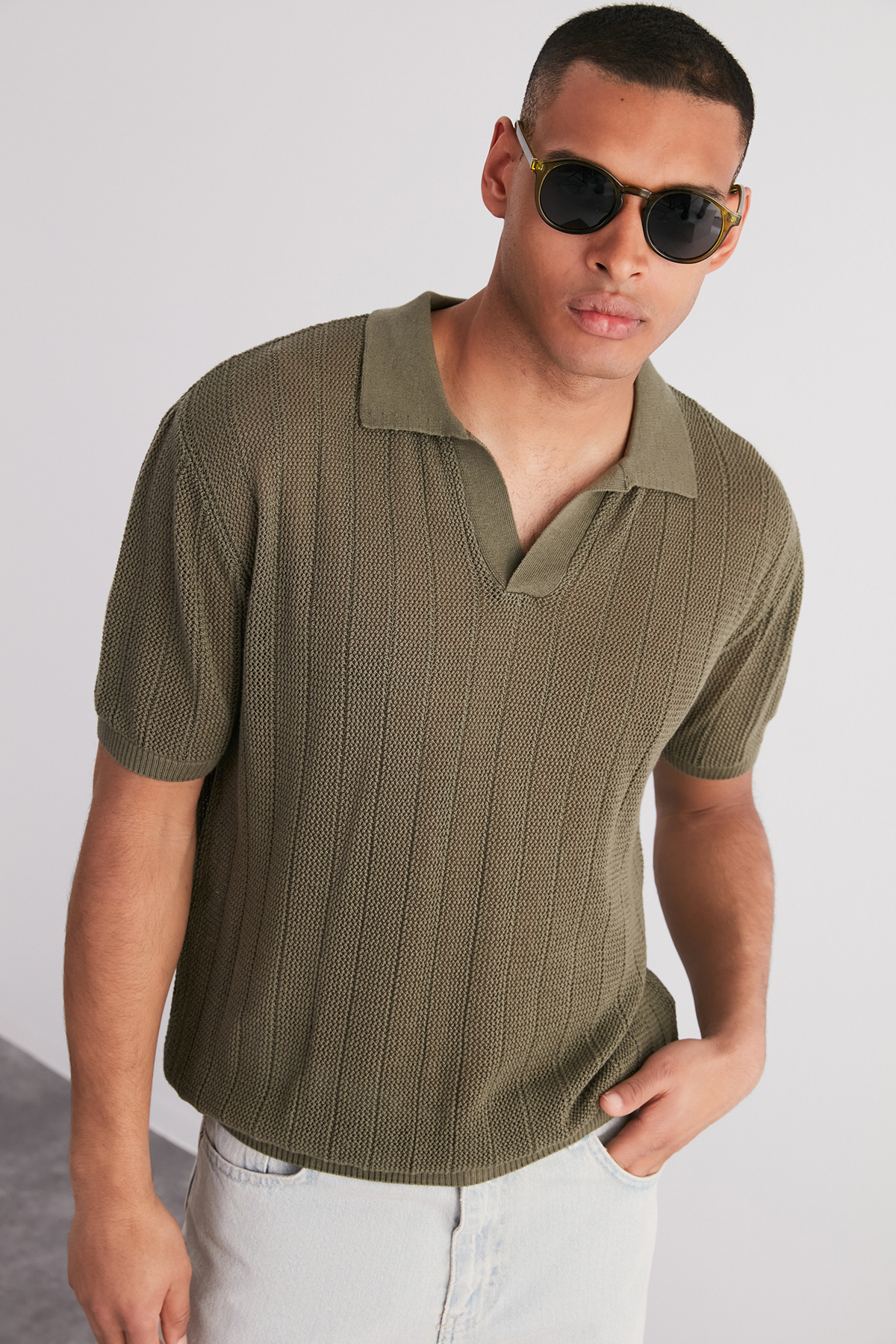 Levně Trendyol Khaki Relaxed Limited Edition Short Sleeve Polo Neck Knitwear T-shirt