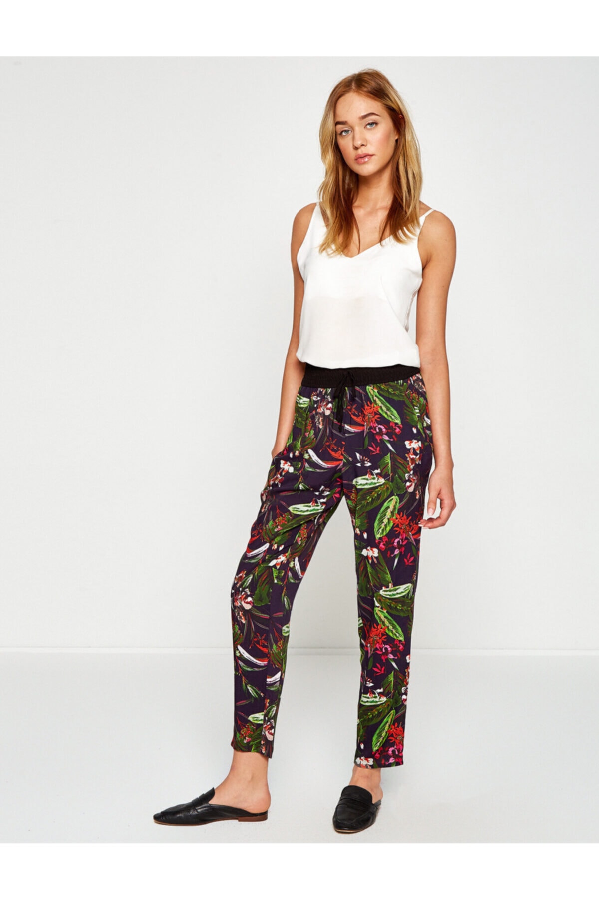 Koton Pants - Grün - Straight