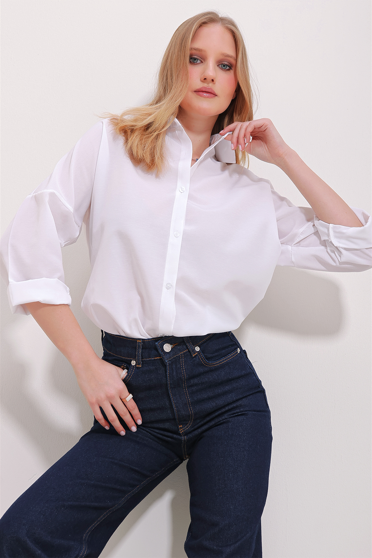 Levně Trend Alaçatı Stili Women's White Cuffed Cotton Basic Shirt