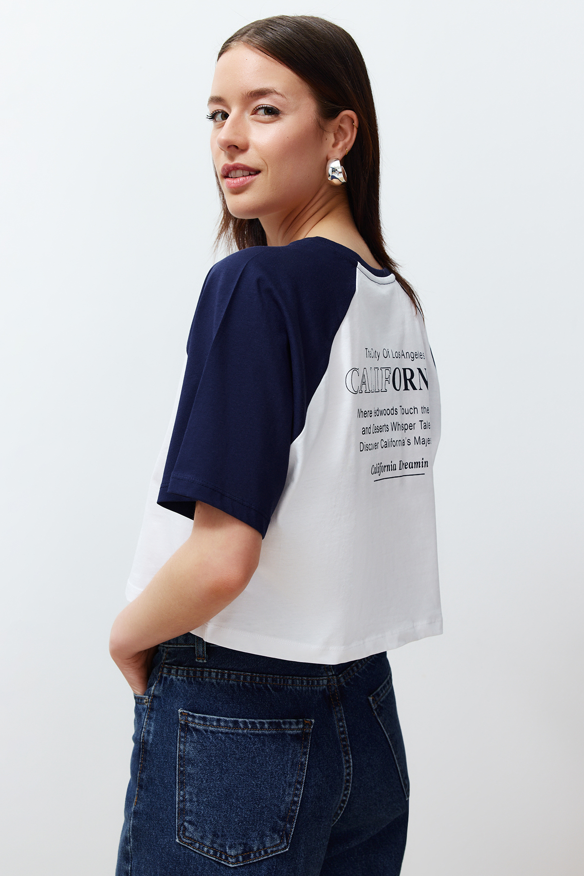 Levně Trendyol White 100% Cotton Color Block Slogan Printed Relaxed Crop Knitted T-Shirt