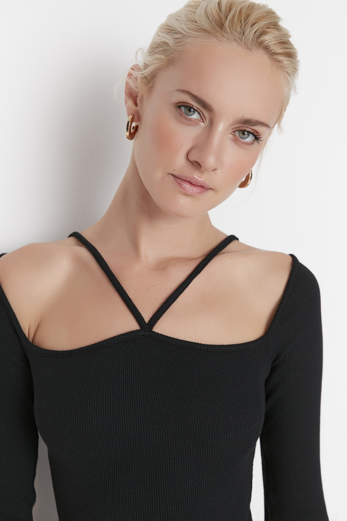 Trendyol Black Pile Detail Fitted/Slittered Carmen Collar Crop Corduroy, Stretchy Knit Blouse