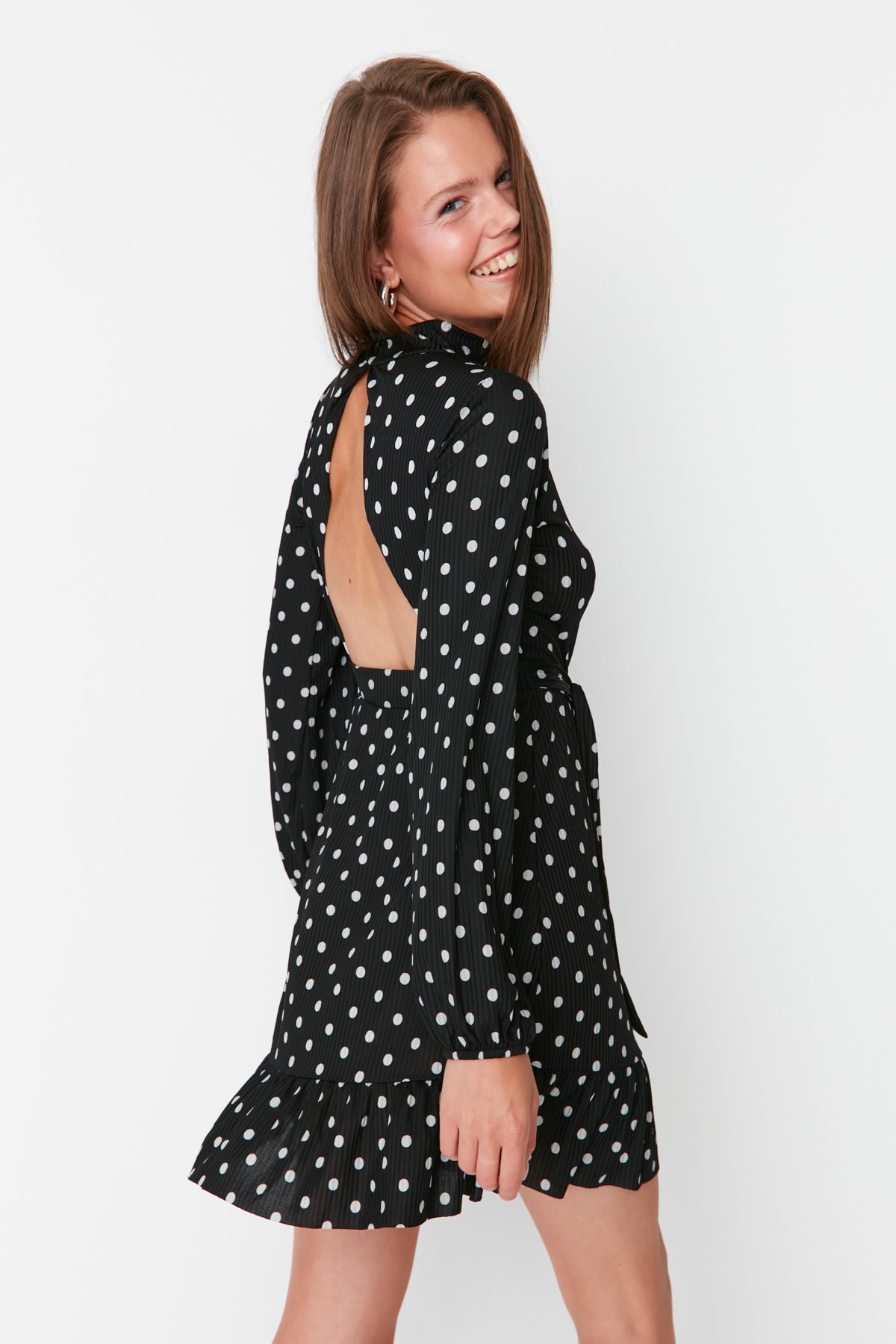 Rochie mini tricotată Trendyol Black Ribbed Rim cu volane și deschidere patinatoare / talie joasă