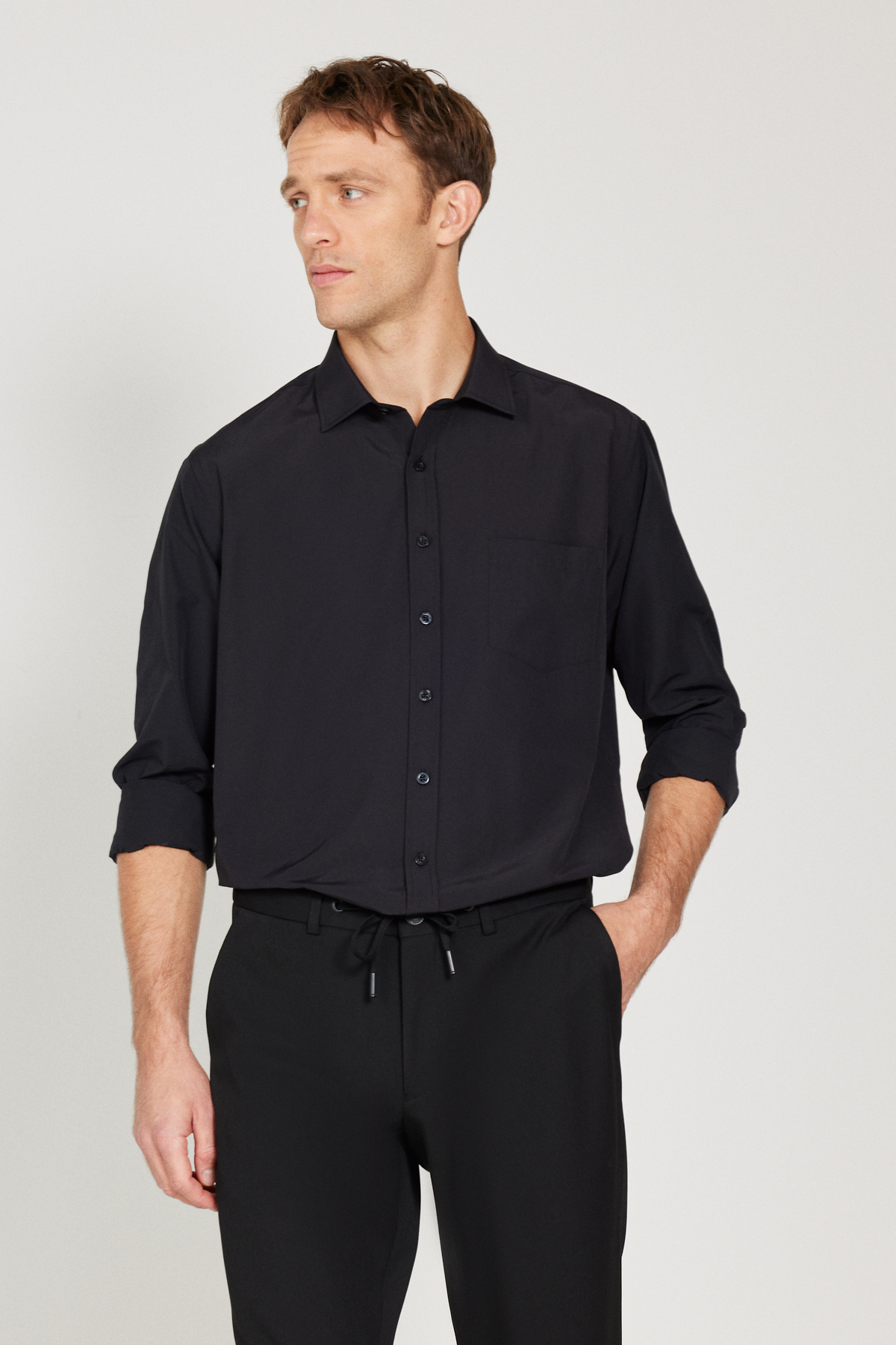 Levně AC&Co / Altınyıldız Classics Men's Black Easy-Iron Comfort Fit Wide Cut Classic Collar Shirt