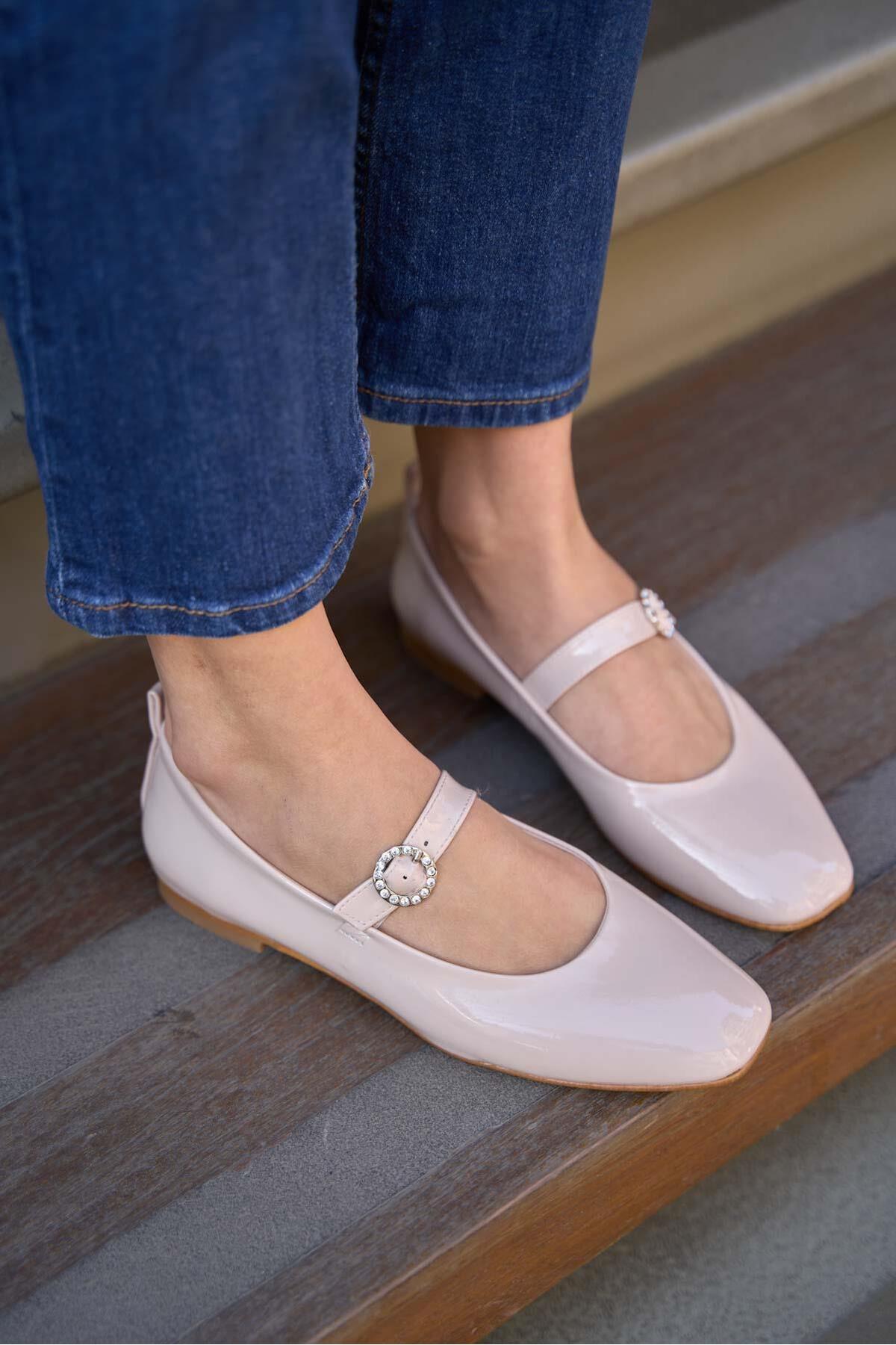 Levně Madamra Cream Patent Leather Women's Flat Toe Single Band Flat Shoes