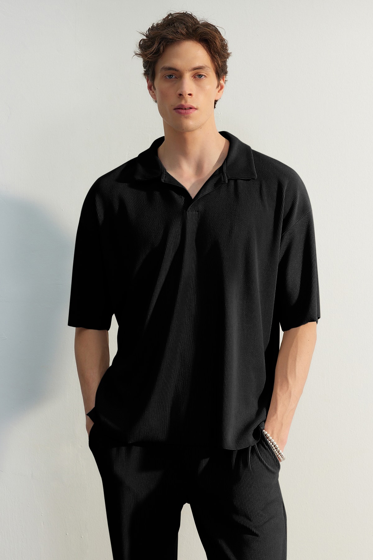 Levně Trendyol Limited Edition Black Oversize/Wide Fit Textured Anti-Wrinkle Polo Neck T-Shirt