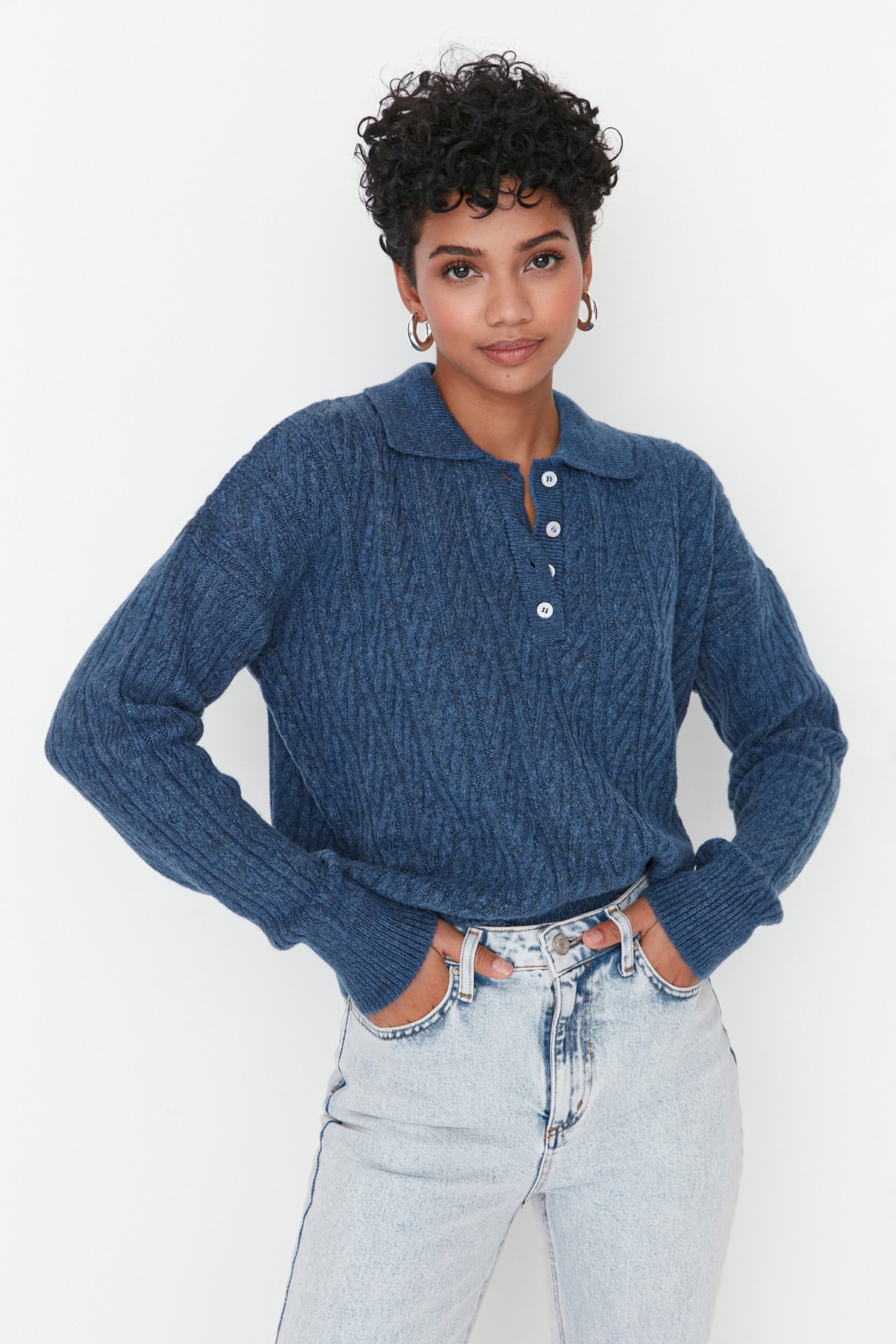 Trendyol Indigo Wide Fit mäkký textúrovaný pletený sveter