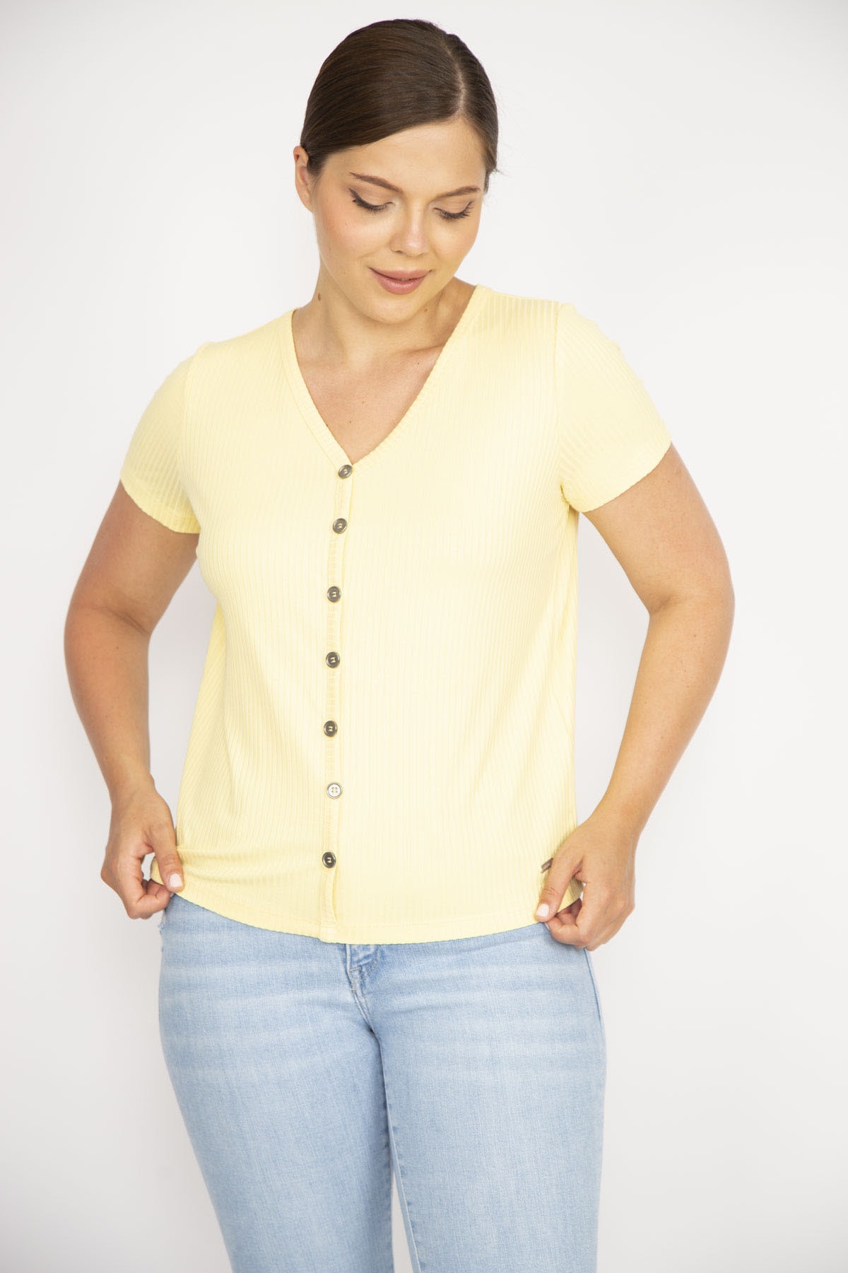Levně Şans Women's Yellow Plus Size V-Neck Front Decorative Buttoned Camisole Fabric Short Sleeve Blouse
