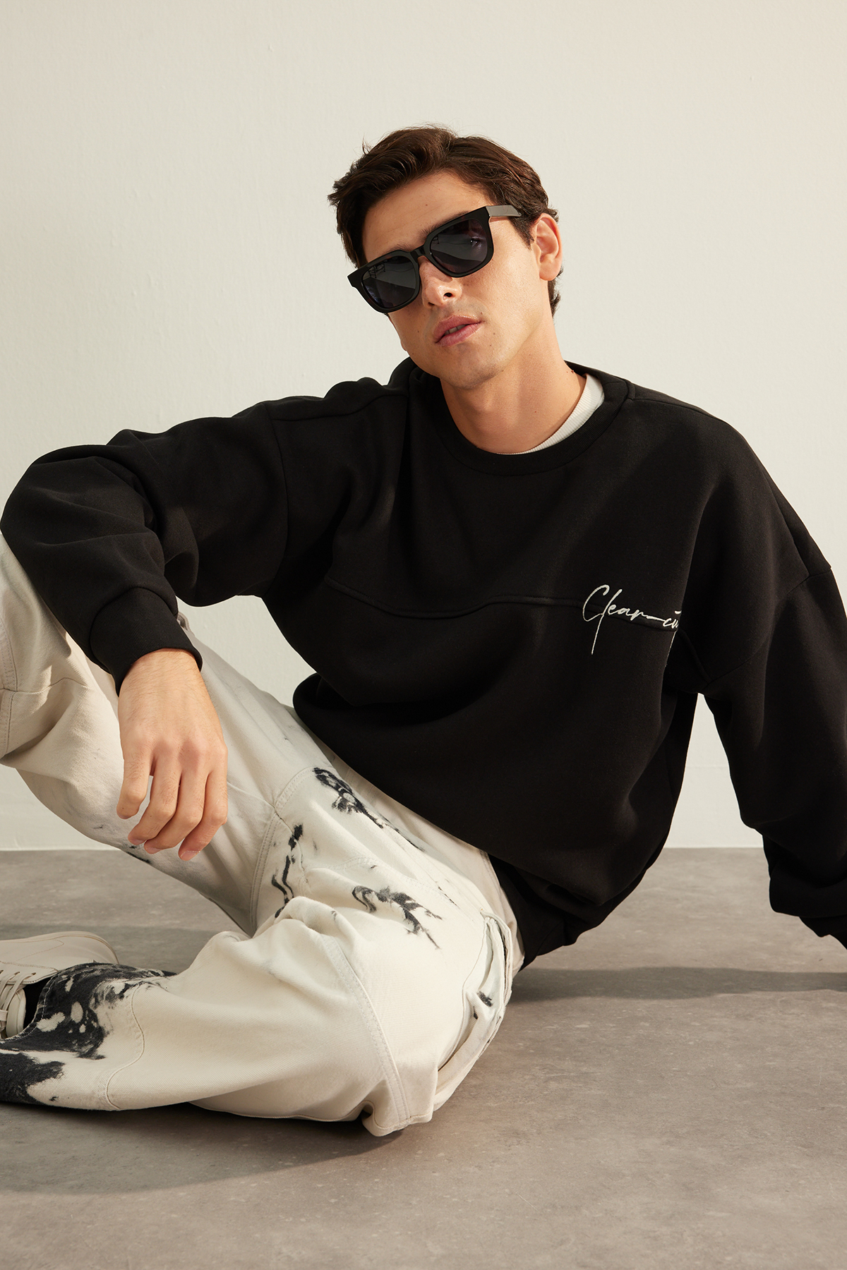 Levně Trendyol Black Oversize/Wide-Fit Designer Embroidered Stitch Detail Fleece Sweatshirt