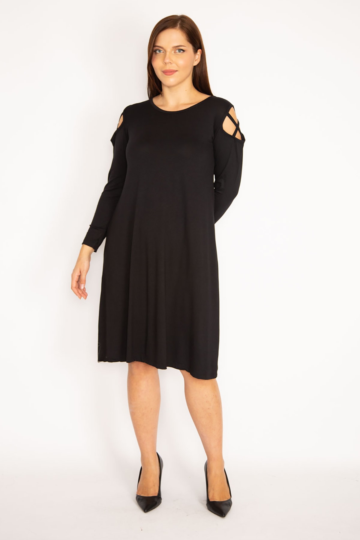 Levně Şans Women's Plus Size Black Dress with Shoulder Detail
