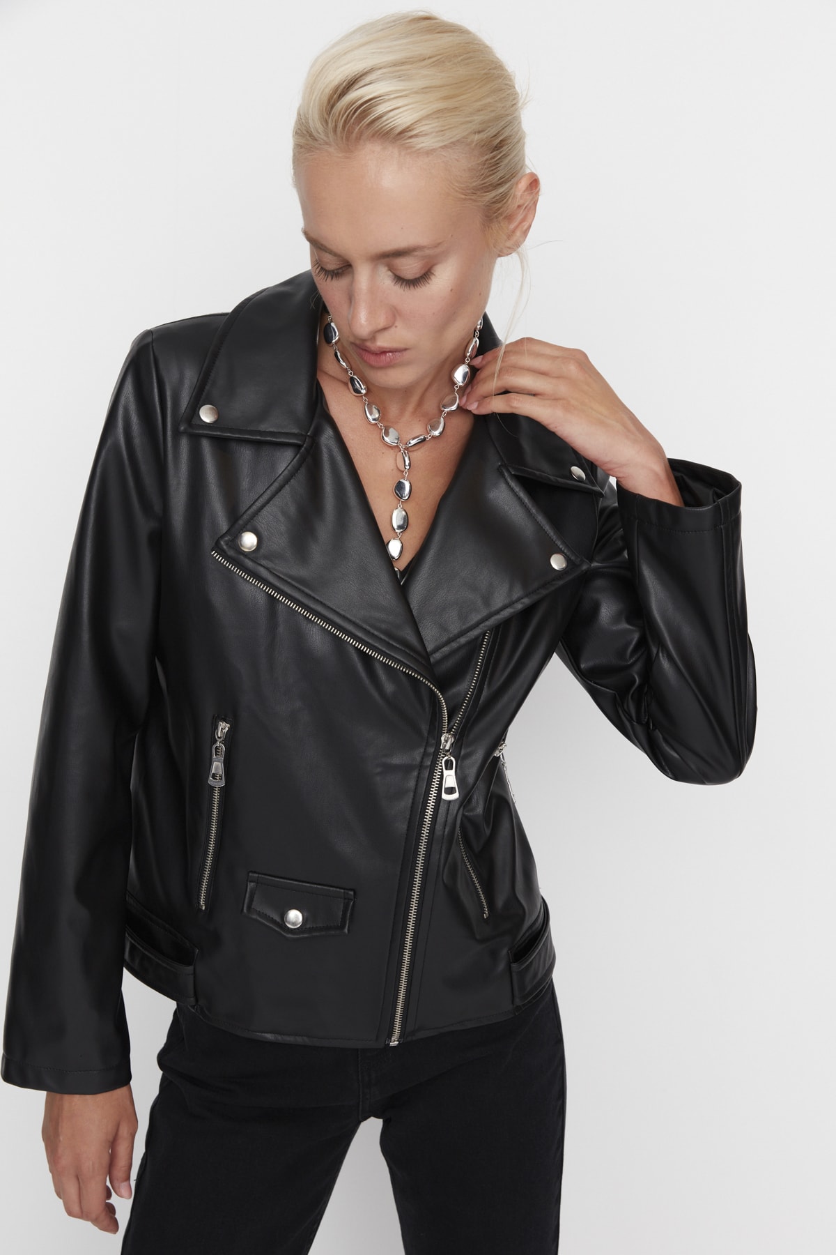 Levně Trendyol černá nadměrná kapsa Detailní kabát na motorkářskou bundu z umělé kůže